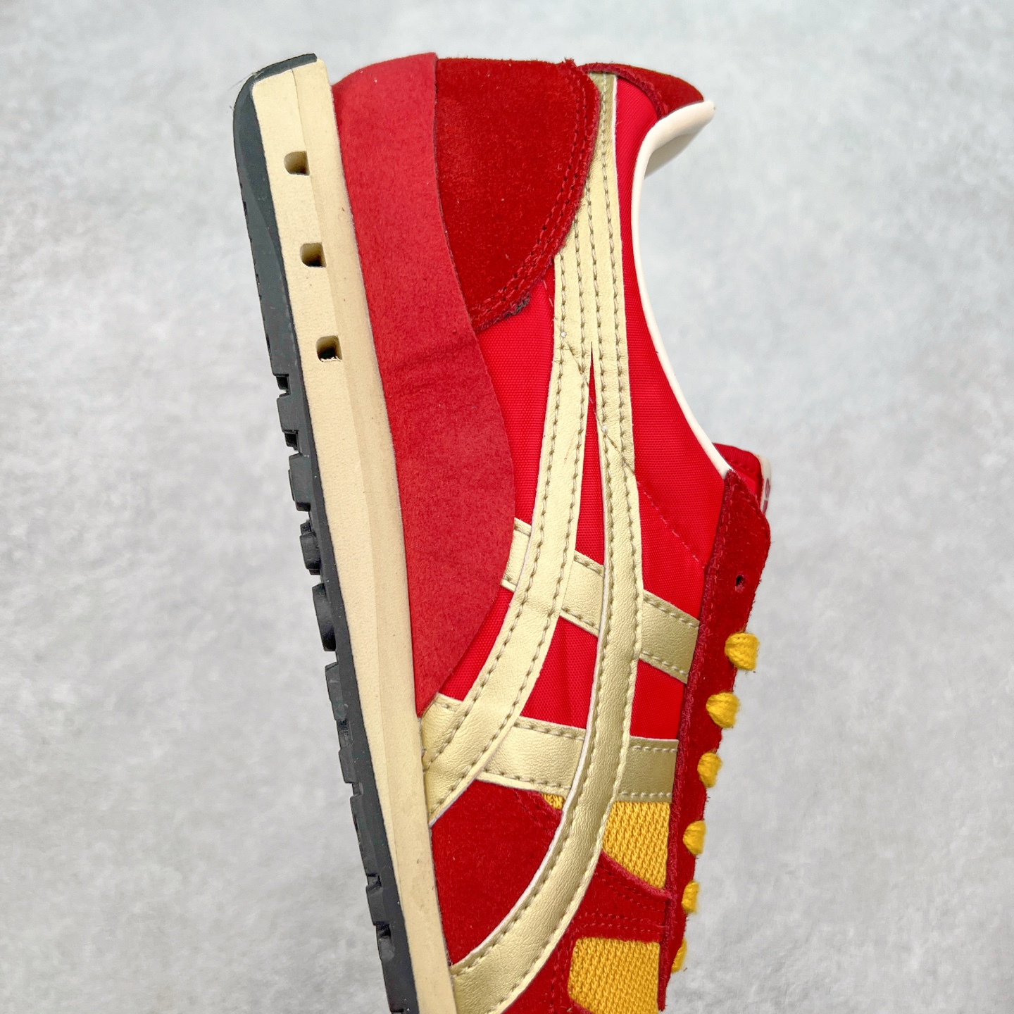 图片[6]-Asics Onitsuka Tiger Ultimate 81 EX 亚瑟士终极系列低帮复古风百搭皮革休闲运动慢跑鞋 采用软质荔枝纹牛培皮鞋面材质 配置OrthoLite鞋垫 轻质Eva缓震组合耐磨橡胶外底 Onitsuka Tiger 鬼塚虎 ULTIMATE 81EX 1183B510 中性款运动鞋 鞋跟底部的缓震孔设计以及TPU后跟保护片强化稳定性 造就合乎新时代高性能运动鞋标准的现代鞋款 牛皮革鞋面 FLYTEFOAM Propel中底增强缓震性与回弹性 鞋跟处采用fuzeGEL缓震胶科技 强化缓震 OrthoLite鞋垫 进一步强化缓震Gel-Kayano超轻量专业运动慢跑鞋 货号：1183B510-103 尺码：36-45-选品中心