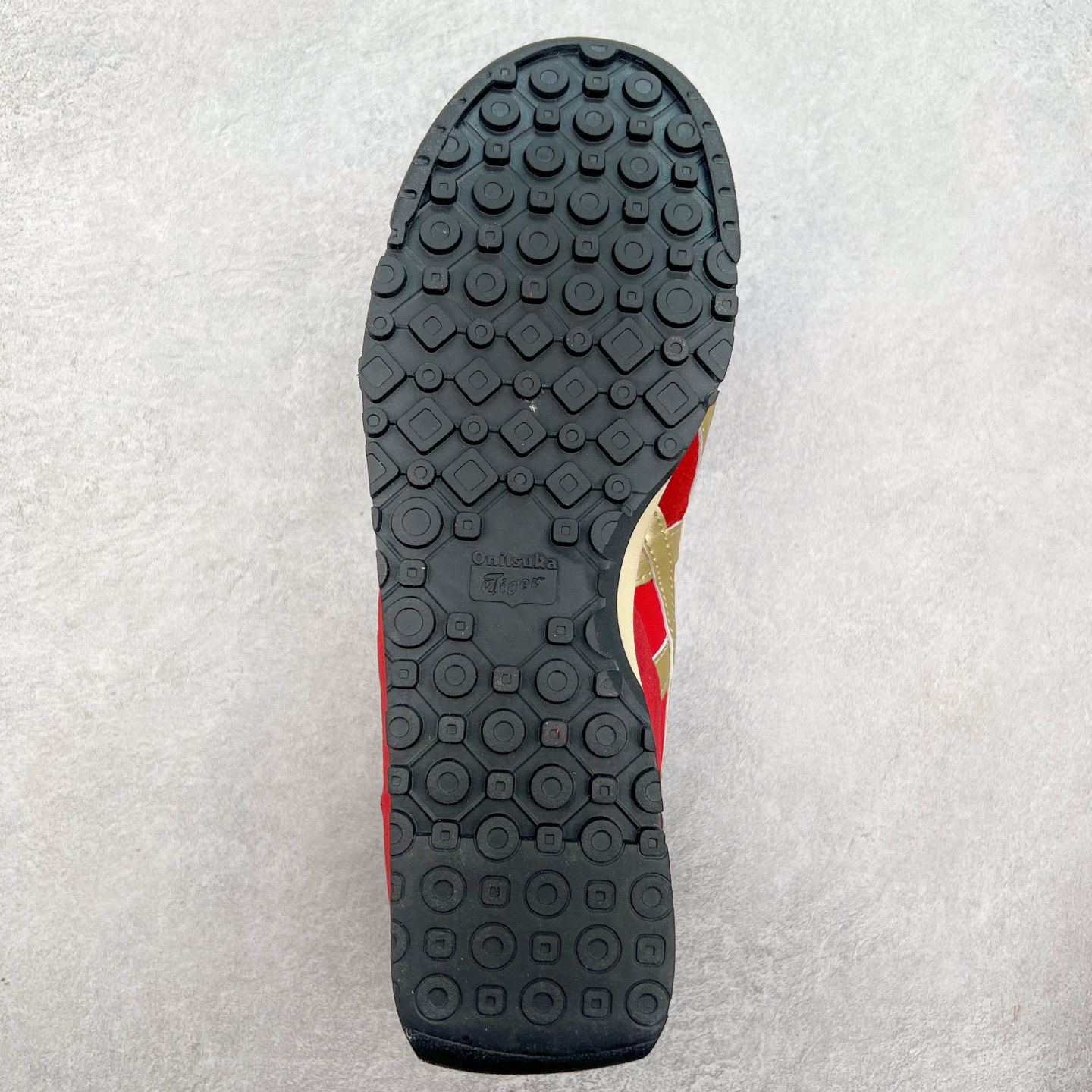 图片[9]-Asics Onitsuka Tiger Ultimate 81 EX 亚瑟士终极系列低帮复古风百搭皮革休闲运动慢跑鞋 采用软质荔枝纹牛培皮鞋面材质 配置OrthoLite鞋垫 轻质Eva缓震组合耐磨橡胶外底 Onitsuka Tiger 鬼塚虎 ULTIMATE 81EX 1183B510 中性款运动鞋 鞋跟底部的缓震孔设计以及TPU后跟保护片强化稳定性 造就合乎新时代高性能运动鞋标准的现代鞋款 牛皮革鞋面 FLYTEFOAM Propel中底增强缓震性与回弹性 鞋跟处采用fuzeGEL缓震胶科技 强化缓震 OrthoLite鞋垫 进一步强化缓震Gel-Kayano超轻量专业运动慢跑鞋 货号：1183B510-103 尺码：36-45-选品中心