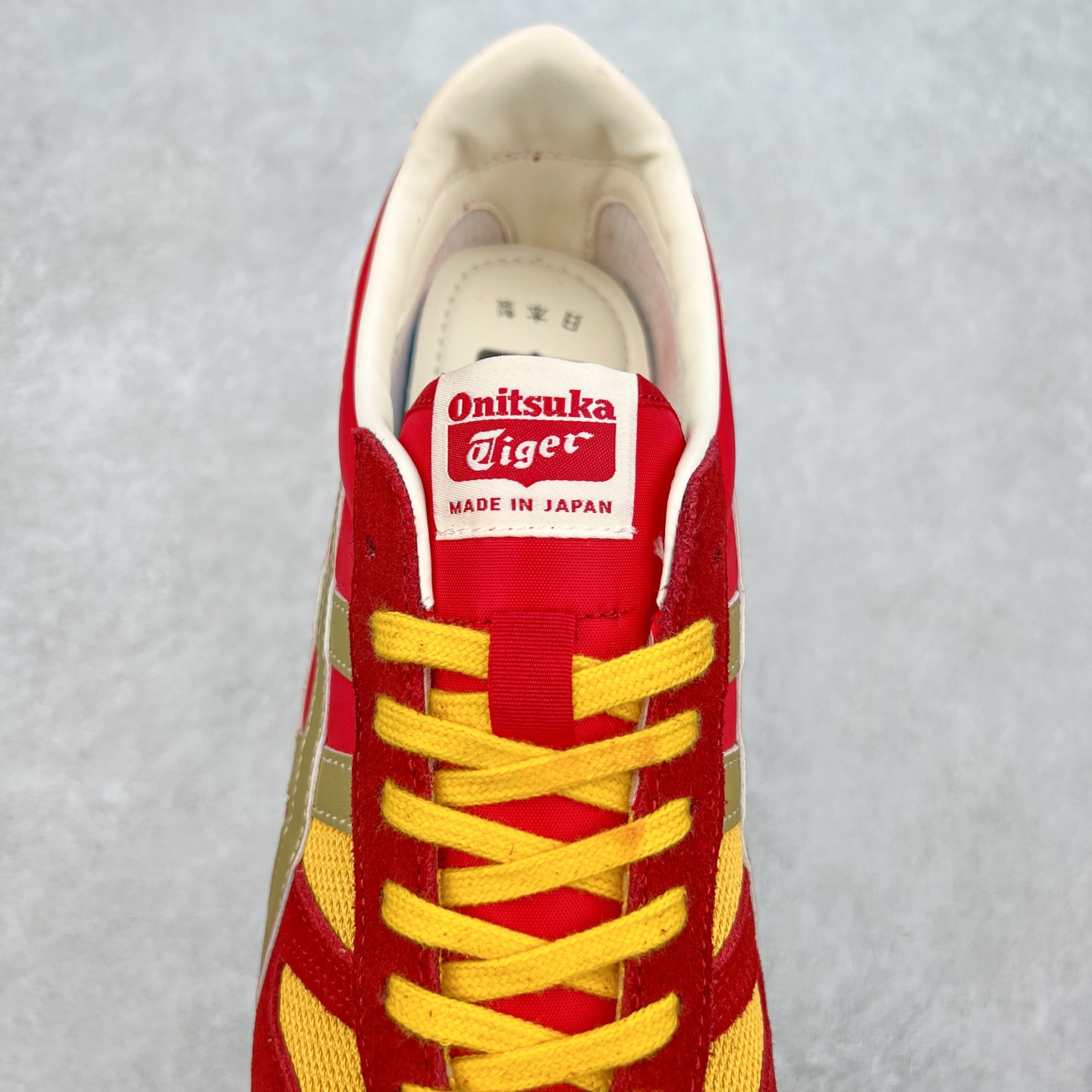 图片[5]-Asics Onitsuka Tiger Ultimate 81 EX 亚瑟士终极系列低帮复古风百搭皮革休闲运动慢跑鞋 采用软质荔枝纹牛培皮鞋面材质 配置OrthoLite鞋垫 轻质Eva缓震组合耐磨橡胶外底 Onitsuka Tiger 鬼塚虎 ULTIMATE 81EX 1183B510 中性款运动鞋 鞋跟底部的缓震孔设计以及TPU后跟保护片强化稳定性 造就合乎新时代高性能运动鞋标准的现代鞋款 牛皮革鞋面 FLYTEFOAM Propel中底增强缓震性与回弹性 鞋跟处采用fuzeGEL缓震胶科技 强化缓震 OrthoLite鞋垫 进一步强化缓震Gel-Kayano超轻量专业运动慢跑鞋 货号：1183B510-103 尺码：36-45-选品中心