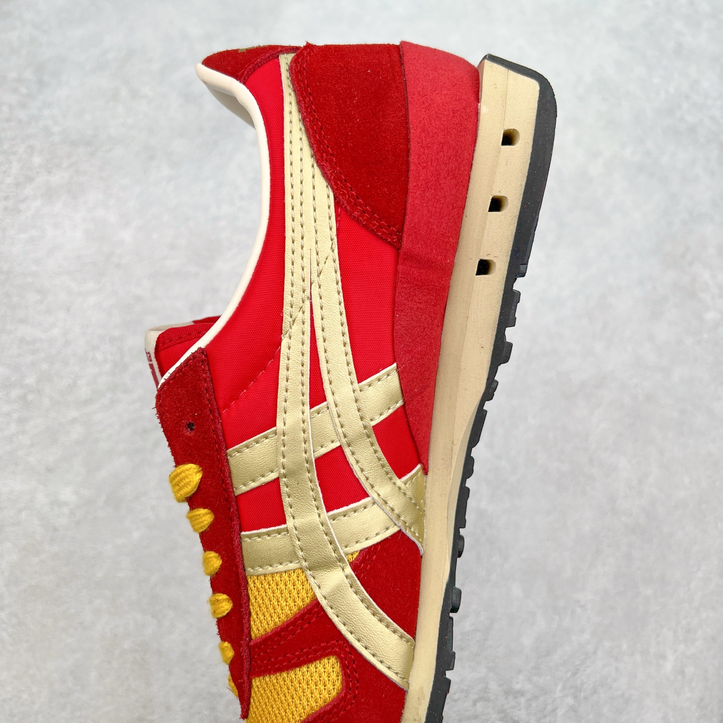 图片[7]-Asics Onitsuka Tiger Ultimate 81 EX 亚瑟士终极系列低帮复古风百搭皮革休闲运动慢跑鞋 采用软质荔枝纹牛培皮鞋面材质 配置OrthoLite鞋垫 轻质Eva缓震组合耐磨橡胶外底 Onitsuka Tiger 鬼塚虎 ULTIMATE 81EX 1183B510 中性款运动鞋 鞋跟底部的缓震孔设计以及TPU后跟保护片强化稳定性 造就合乎新时代高性能运动鞋标准的现代鞋款 牛皮革鞋面 FLYTEFOAM Propel中底增强缓震性与回弹性 鞋跟处采用fuzeGEL缓震胶科技 强化缓震 OrthoLite鞋垫 进一步强化缓震Gel-Kayano超轻量专业运动慢跑鞋 货号：1183B510-103 尺码：36-45-选品中心