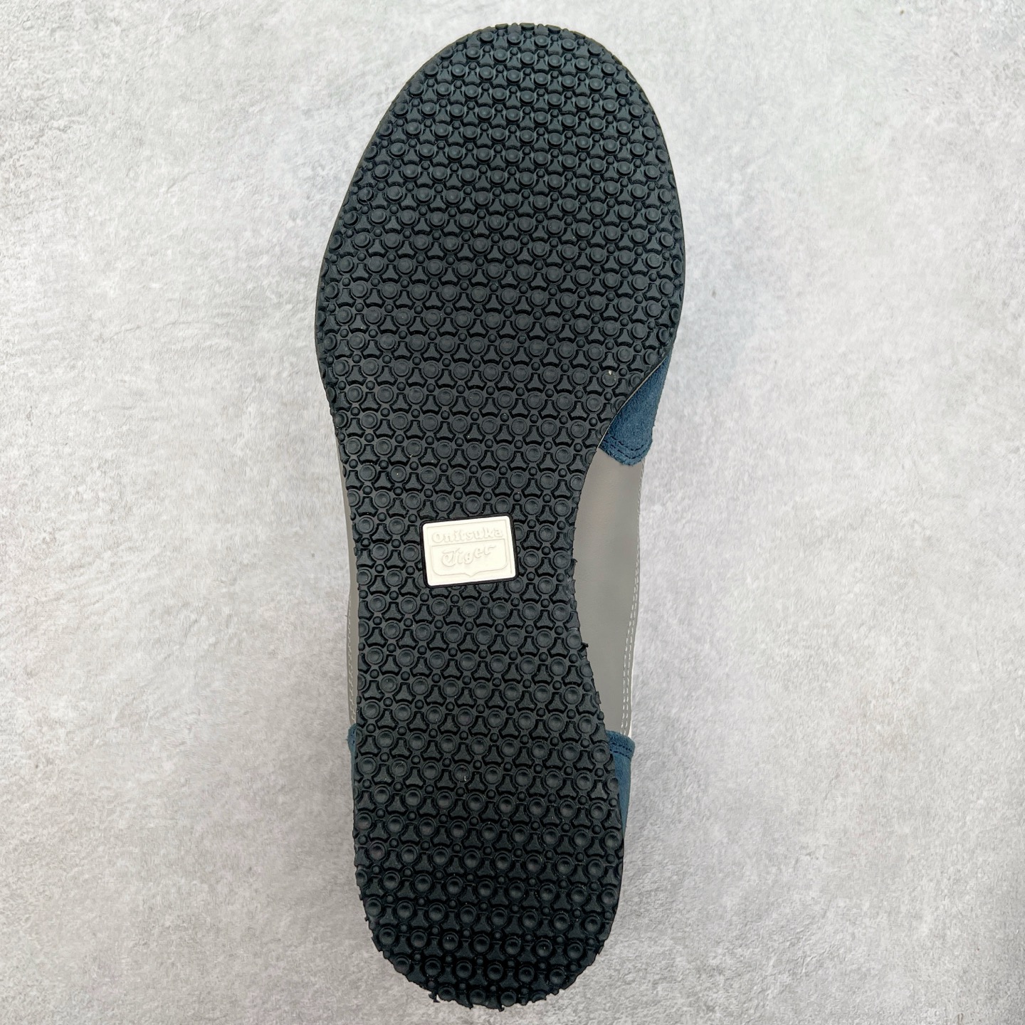 图片[9]-Onitsuka 鬼冢虎 Serrano系列 潮流舒适轻便生活休闲鞋 上架实拍鞋面采用翻毛皮和牛津布面设计制作，透气性好，包裹感很强。鞋底采用防滑耐磨橡胶大底，脚感轻便舒适。鞋掌做了加宽处理，穿着更加舒适。尺码：36 37 37.5 38 39 39.5 40 40.5 41.5 42 42.5 43.5 44 45-选品中心