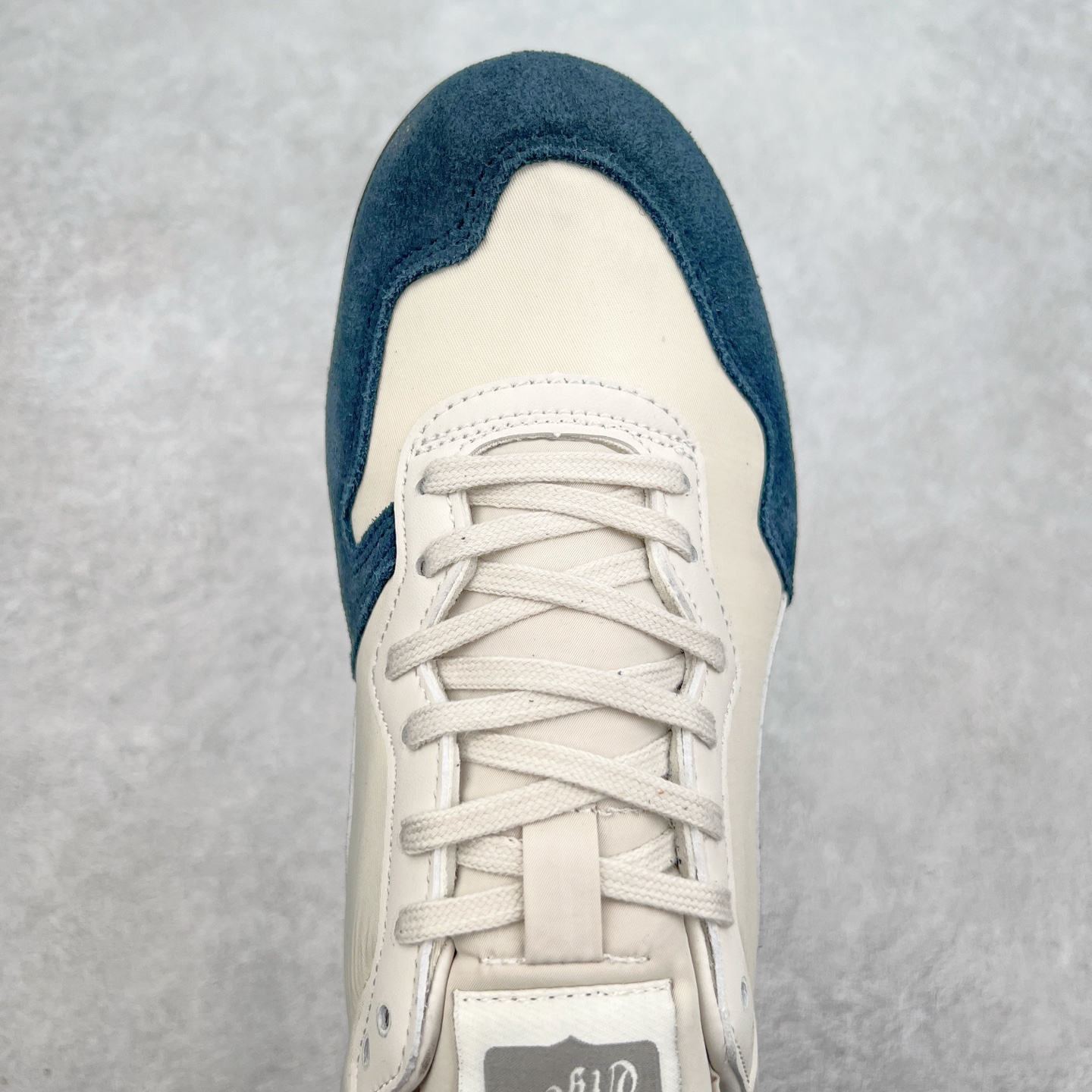 图片[4]-Onitsuka 鬼冢虎 Serrano系列 潮流舒适轻便生活休闲鞋 上架实拍鞋面采用翻毛皮和牛津布面设计制作，透气性好，包裹感很强。鞋底采用防滑耐磨橡胶大底，脚感轻便舒适。鞋掌做了加宽处理，穿着更加舒适。尺码：36 37 37.5 38 39 39.5 40 40.5 41.5 42 42.5 43.5 44 45-选品中心