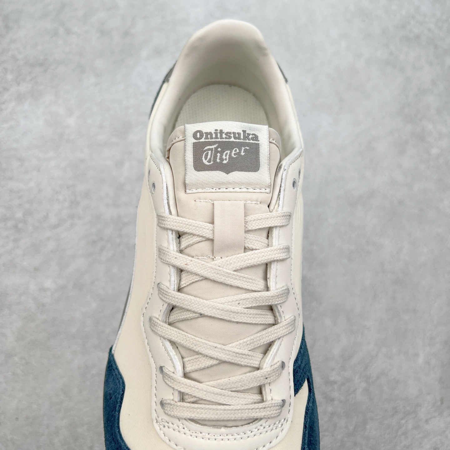 图片[5]-Onitsuka 鬼冢虎 Serrano系列 潮流舒适轻便生活休闲鞋 上架实拍鞋面采用翻毛皮和牛津布面设计制作，透气性好，包裹感很强。鞋底采用防滑耐磨橡胶大底，脚感轻便舒适。鞋掌做了加宽处理，穿着更加舒适。尺码：36 37 37.5 38 39 39.5 40 40.5 41.5 42 42.5 43.5 44 45-选品中心