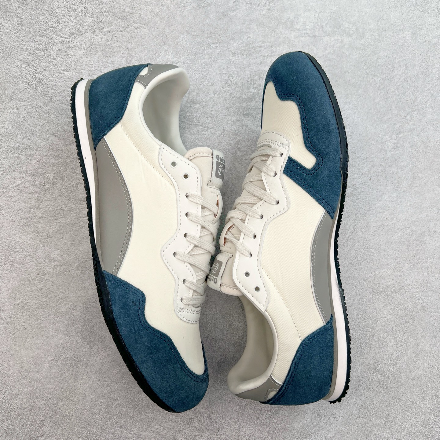 图片[3]-Onitsuka 鬼冢虎 Serrano系列 潮流舒适轻便生活休闲鞋 上架实拍鞋面采用翻毛皮和牛津布面设计制作，透气性好，包裹感很强。鞋底采用防滑耐磨橡胶大底，脚感轻便舒适。鞋掌做了加宽处理，穿着更加舒适。尺码：36 37 37.5 38 39 39.5 40 40.5 41.5 42 42.5 43.5 44 45-选品中心