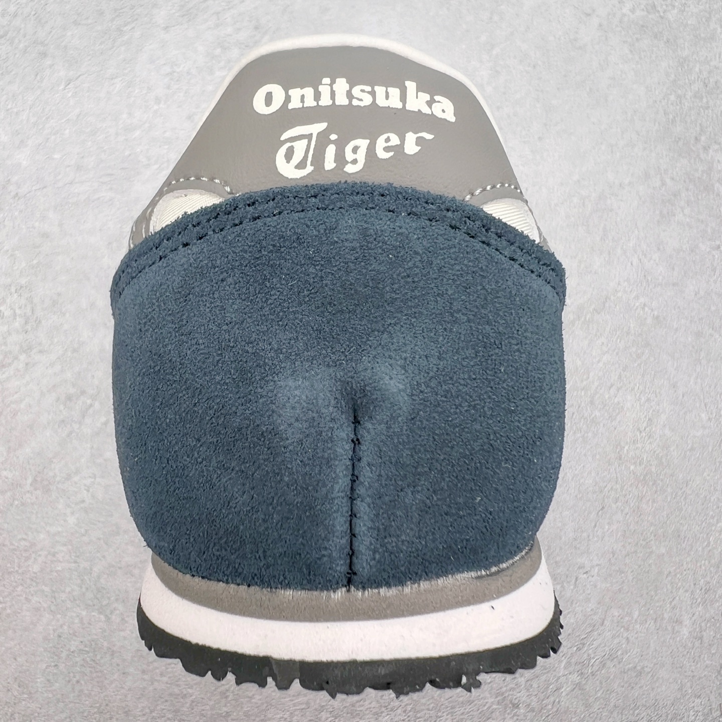 图片[8]-Onitsuka 鬼冢虎 Serrano系列 潮流舒适轻便生活休闲鞋 上架实拍鞋面采用翻毛皮和牛津布面设计制作，透气性好，包裹感很强。鞋底采用防滑耐磨橡胶大底，脚感轻便舒适。鞋掌做了加宽处理，穿着更加舒适。尺码：36 37 37.5 38 39 39.5 40 40.5 41.5 42 42.5 43.5 44 45-选品中心