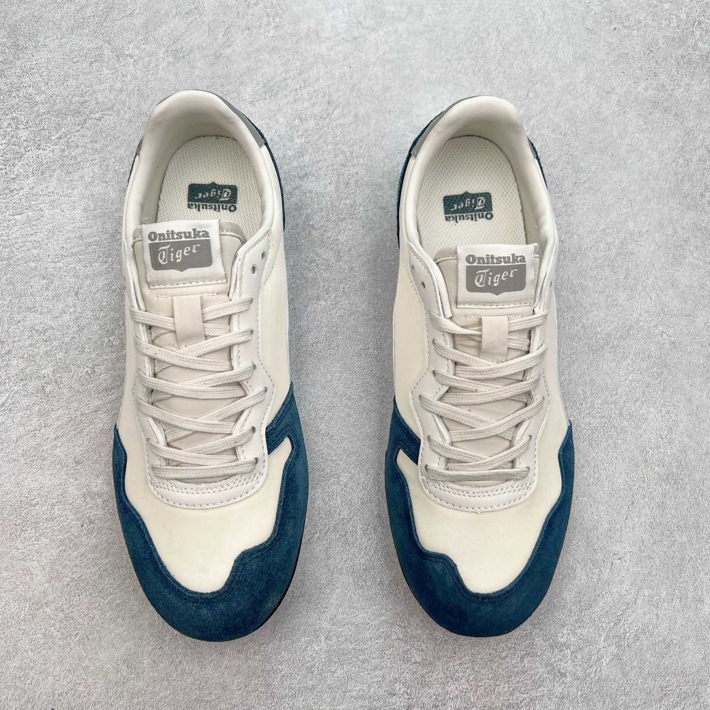 图片[2]-Onitsuka 鬼冢虎 Serrano系列 潮流舒适轻便生活休闲鞋 上架实拍鞋面采用翻毛皮和牛津布面设计制作，透气性好，包裹感很强。鞋底采用防滑耐磨橡胶大底，脚感轻便舒适。鞋掌做了加宽处理，穿着更加舒适。尺码：36 37 37.5 38 39 39.5 40 40.5 41.5 42 42.5 43.5 44 45-选品中心