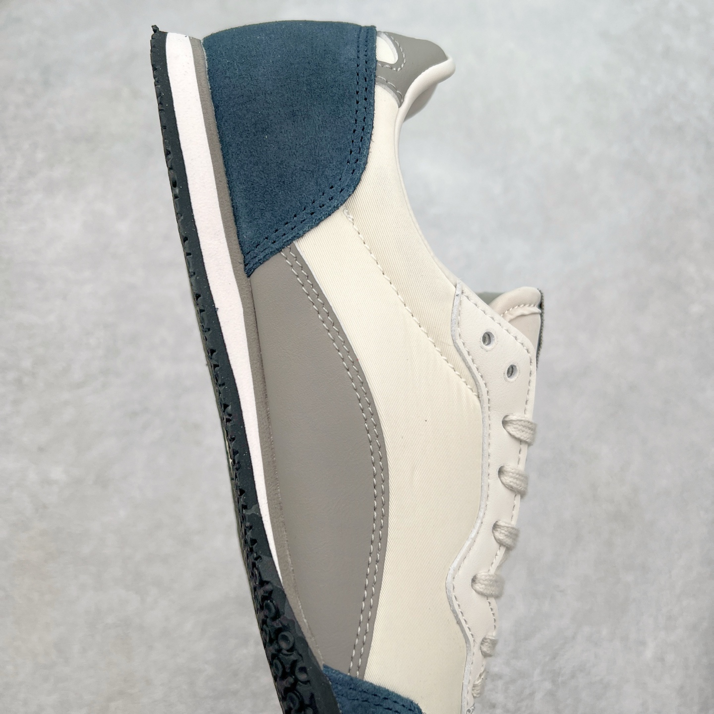 图片[6]-Onitsuka 鬼冢虎 Serrano系列 潮流舒适轻便生活休闲鞋 上架实拍鞋面采用翻毛皮和牛津布面设计制作，透气性好，包裹感很强。鞋底采用防滑耐磨橡胶大底，脚感轻便舒适。鞋掌做了加宽处理，穿着更加舒适。尺码：36 37 37.5 38 39 39.5 40 40.5 41.5 42 42.5 43.5 44 45-选品中心