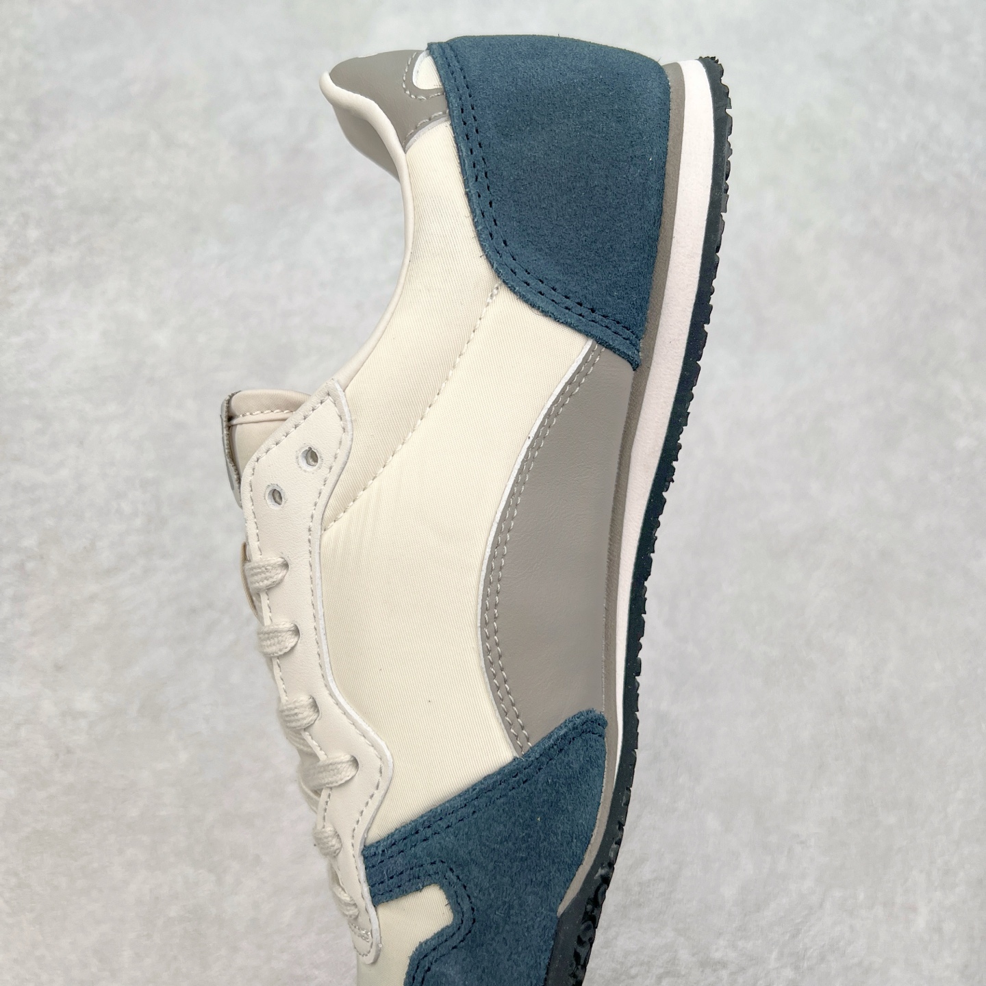 图片[7]-Onitsuka 鬼冢虎 Serrano系列 潮流舒适轻便生活休闲鞋 上架实拍鞋面采用翻毛皮和牛津布面设计制作，透气性好，包裹感很强。鞋底采用防滑耐磨橡胶大底，脚感轻便舒适。鞋掌做了加宽处理，穿着更加舒适。尺码：36 37 37.5 38 39 39.5 40 40.5 41.5 42 42.5 43.5 44 45-选品中心