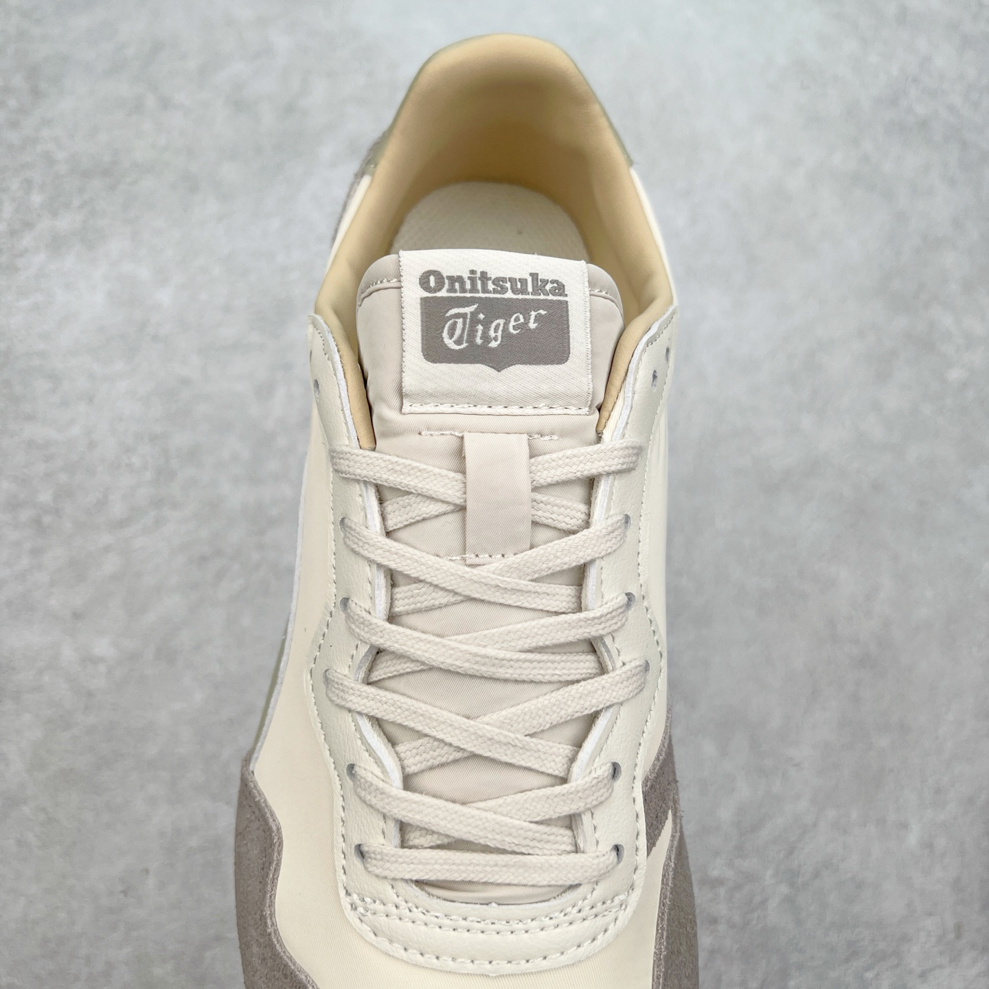 图片[5]-Onitsuka 鬼冢虎 Serrano系列 潮流舒适轻便生活休闲鞋 上架实拍鞋面采用翻毛皮和牛津布面设计制作，透气性好，包裹感很强。鞋底采用防滑耐磨橡胶大底，脚感轻便舒适。鞋掌做了加宽处理，穿着更加舒适。尺码：36 37 37.5 38 39 39.5 40 40.5 41.5 42 42.5 43.5 44 45-选品中心