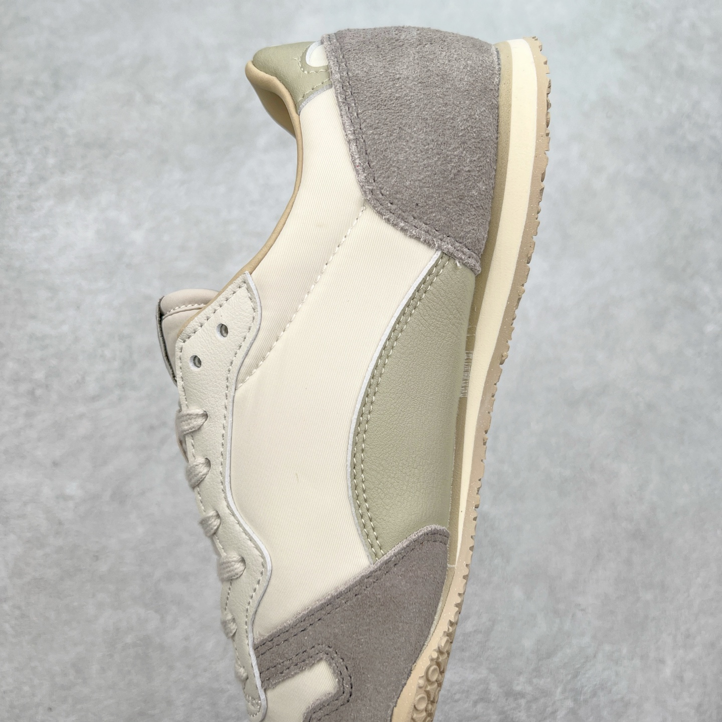 图片[7]-Onitsuka 鬼冢虎 Serrano系列 潮流舒适轻便生活休闲鞋 上架实拍鞋面采用翻毛皮和牛津布面设计制作，透气性好，包裹感很强。鞋底采用防滑耐磨橡胶大底，脚感轻便舒适。鞋掌做了加宽处理，穿着更加舒适。尺码：36 37 37.5 38 39 39.5 40 40.5 41.5 42 42.5 43.5 44 45-选品中心