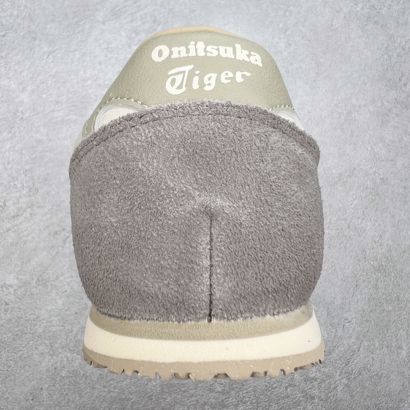 图片[8]-Onitsuka 鬼冢虎 Serrano系列 潮流舒适轻便生活休闲鞋 上架实拍鞋面采用翻毛皮和牛津布面设计制作，透气性好，包裹感很强。鞋底采用防滑耐磨橡胶大底，脚感轻便舒适。鞋掌做了加宽处理，穿着更加舒适。尺码：36 37 37.5 38 39 39.5 40 40.5 41.5 42 42.5 43.5 44 45-选品中心