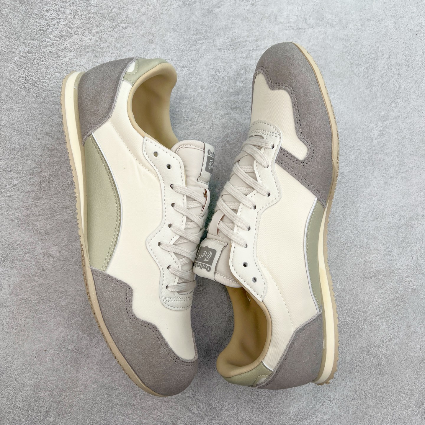 图片[3]-Onitsuka 鬼冢虎 Serrano系列 潮流舒适轻便生活休闲鞋 上架实拍鞋面采用翻毛皮和牛津布面设计制作，透气性好，包裹感很强。鞋底采用防滑耐磨橡胶大底，脚感轻便舒适。鞋掌做了加宽处理，穿着更加舒适。尺码：36 37 37.5 38 39 39.5 40 40.5 41.5 42 42.5 43.5 44 45-选品中心