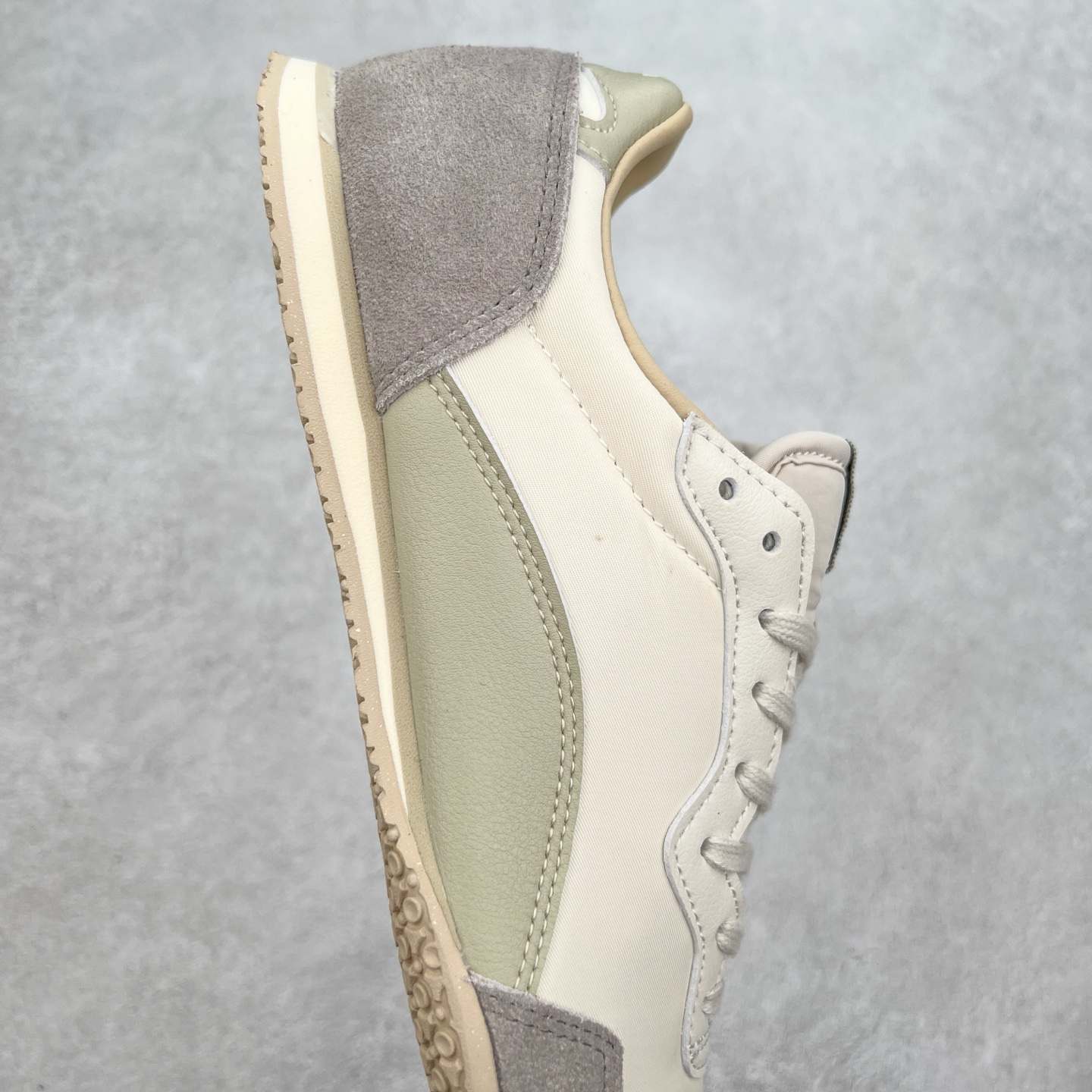 图片[6]-Onitsuka 鬼冢虎 Serrano系列 潮流舒适轻便生活休闲鞋 上架实拍鞋面采用翻毛皮和牛津布面设计制作，透气性好，包裹感很强。鞋底采用防滑耐磨橡胶大底，脚感轻便舒适。鞋掌做了加宽处理，穿着更加舒适。尺码：36 37 37.5 38 39 39.5 40 40.5 41.5 42 42.5 43.5 44 45-选品中心