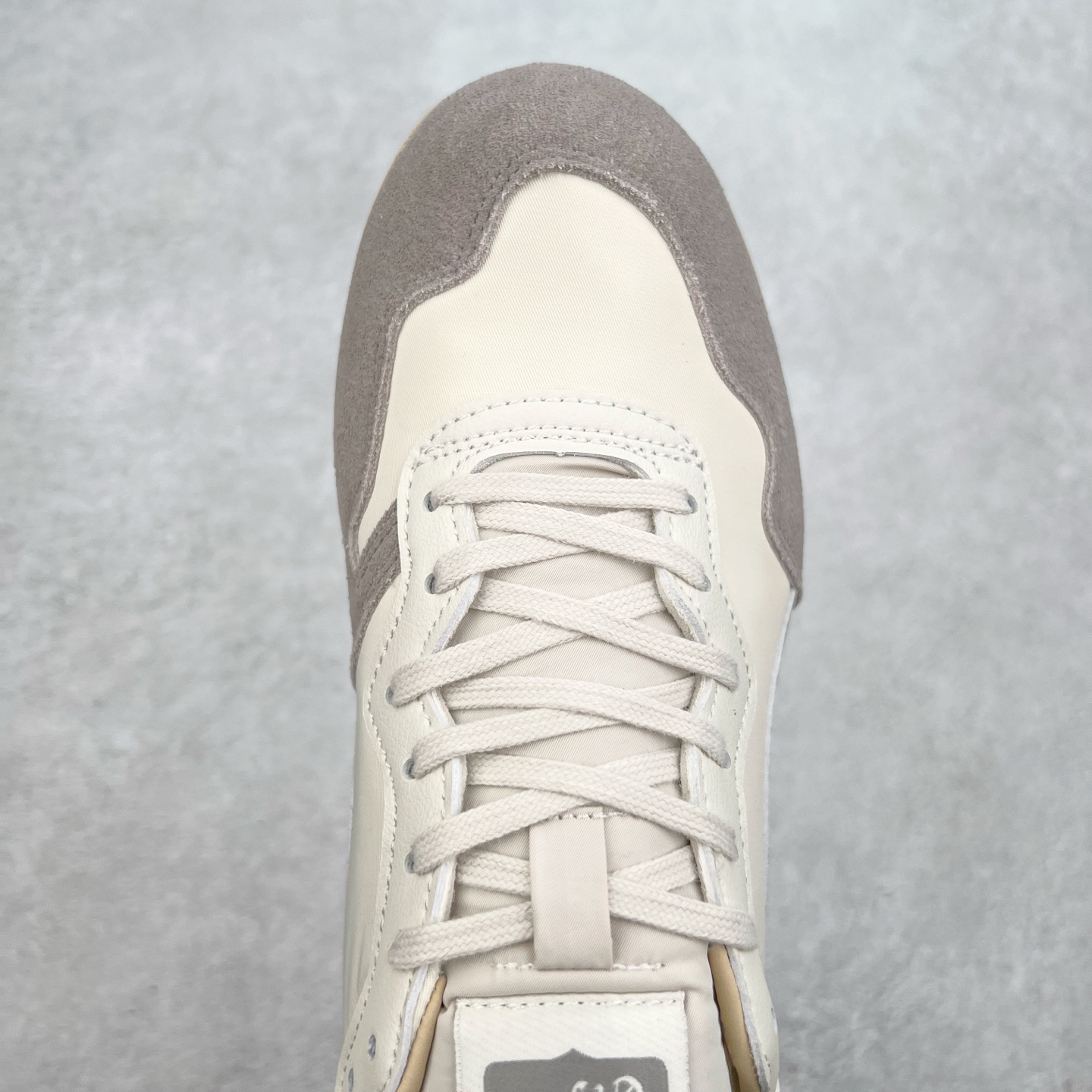 图片[4]-Onitsuka 鬼冢虎 Serrano系列 潮流舒适轻便生活休闲鞋 上架实拍鞋面采用翻毛皮和牛津布面设计制作，透气性好，包裹感很强。鞋底采用防滑耐磨橡胶大底，脚感轻便舒适。鞋掌做了加宽处理，穿着更加舒适。尺码：36 37 37.5 38 39 39.5 40 40.5 41.5 42 42.5 43.5 44 45-选品中心