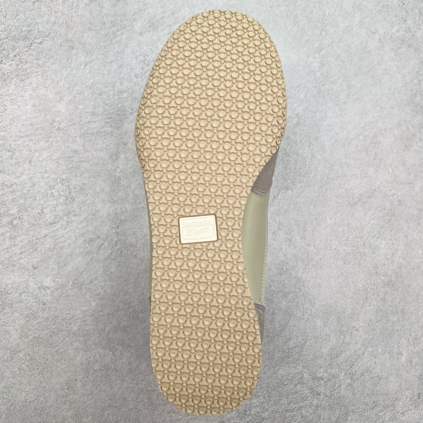 图片[9]-Onitsuka 鬼冢虎 Serrano系列 潮流舒适轻便生活休闲鞋 上架实拍鞋面采用翻毛皮和牛津布面设计制作，透气性好，包裹感很强。鞋底采用防滑耐磨橡胶大底，脚感轻便舒适。鞋掌做了加宽处理，穿着更加舒适。尺码：36 37 37.5 38 39 39.5 40 40.5 41.5 42 42.5 43.5 44 45-选品中心