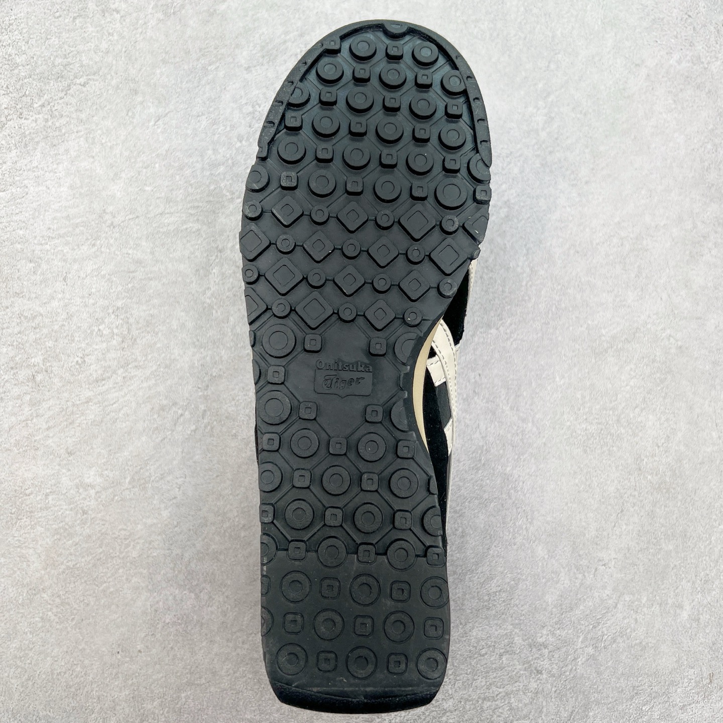 图片[9]-Asics Onitsuka Tiger Ultimate 81 EX 亚瑟士终极系列低帮复古风百搭皮革休闲运动慢跑鞋 采用软质荔枝纹牛培皮鞋面材质 配置OrthoLite鞋垫 轻质Eva缓震组合耐磨橡胶外底 Onitsuka Tiger 鬼塚虎 ULTIMATE 81EX 1183B510 中性款运动鞋 鞋跟底部的缓震孔设计以及TPU后跟保护片强化稳定性 造就合乎新时代高性能运动鞋标准的现代鞋款 牛皮革鞋面 FLYTEFOAM Propel中底增强缓震性与回弹性 鞋跟处采用fuzeGEL缓震胶科技 强化缓震 OrthoLite鞋垫 进一步强化缓震Gel-Kayano超轻量专业运动慢跑鞋 货号：1183B510-103 尺码：36-45-选品中心