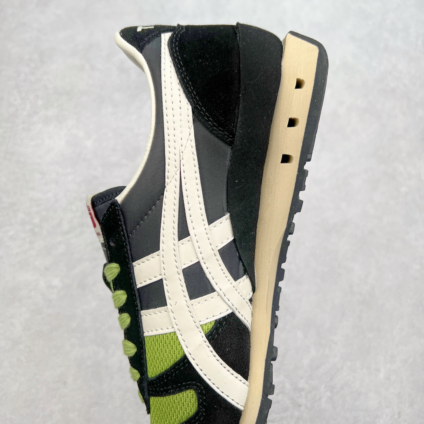 图片[7]-Asics Onitsuka Tiger Ultimate 81 EX 亚瑟士终极系列低帮复古风百搭皮革休闲运动慢跑鞋 采用软质荔枝纹牛培皮鞋面材质 配置OrthoLite鞋垫 轻质Eva缓震组合耐磨橡胶外底 Onitsuka Tiger 鬼塚虎 ULTIMATE 81EX 1183B510 中性款运动鞋 鞋跟底部的缓震孔设计以及TPU后跟保护片强化稳定性 造就合乎新时代高性能运动鞋标准的现代鞋款 牛皮革鞋面 FLYTEFOAM Propel中底增强缓震性与回弹性 鞋跟处采用fuzeGEL缓震胶科技 强化缓震 OrthoLite鞋垫 进一步强化缓震Gel-Kayano超轻量专业运动慢跑鞋 货号：1183B510-103 尺码：36-45-选品中心