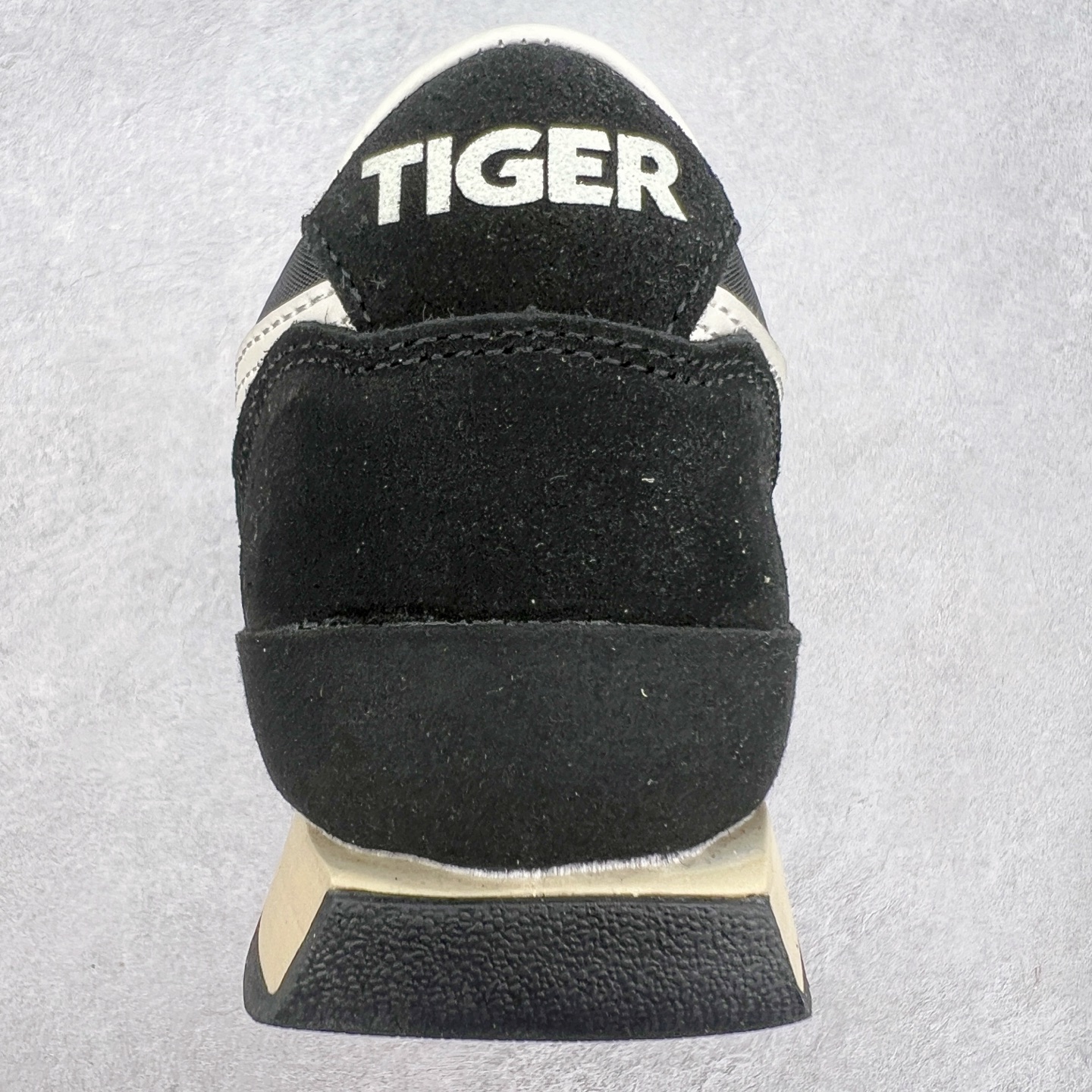 图片[8]-Asics Onitsuka Tiger Ultimate 81 EX 亚瑟士终极系列低帮复古风百搭皮革休闲运动慢跑鞋 采用软质荔枝纹牛培皮鞋面材质 配置OrthoLite鞋垫 轻质Eva缓震组合耐磨橡胶外底 Onitsuka Tiger 鬼塚虎 ULTIMATE 81EX 1183B510 中性款运动鞋 鞋跟底部的缓震孔设计以及TPU后跟保护片强化稳定性 造就合乎新时代高性能运动鞋标准的现代鞋款 牛皮革鞋面 FLYTEFOAM Propel中底增强缓震性与回弹性 鞋跟处采用fuzeGEL缓震胶科技 强化缓震 OrthoLite鞋垫 进一步强化缓震Gel-Kayano超轻量专业运动慢跑鞋 货号：1183B510-103 尺码：36-45-选品中心