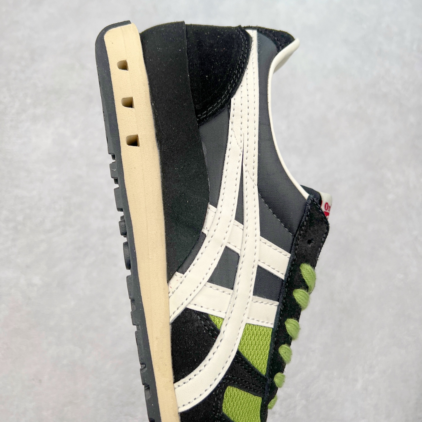 图片[6]-Asics Onitsuka Tiger Ultimate 81 EX 亚瑟士终极系列低帮复古风百搭皮革休闲运动慢跑鞋 采用软质荔枝纹牛培皮鞋面材质 配置OrthoLite鞋垫 轻质Eva缓震组合耐磨橡胶外底 Onitsuka Tiger 鬼塚虎 ULTIMATE 81EX 1183B510 中性款运动鞋 鞋跟底部的缓震孔设计以及TPU后跟保护片强化稳定性 造就合乎新时代高性能运动鞋标准的现代鞋款 牛皮革鞋面 FLYTEFOAM Propel中底增强缓震性与回弹性 鞋跟处采用fuzeGEL缓震胶科技 强化缓震 OrthoLite鞋垫 进一步强化缓震Gel-Kayano超轻量专业运动慢跑鞋 货号：1183B510-103 尺码：36-45-选品中心
