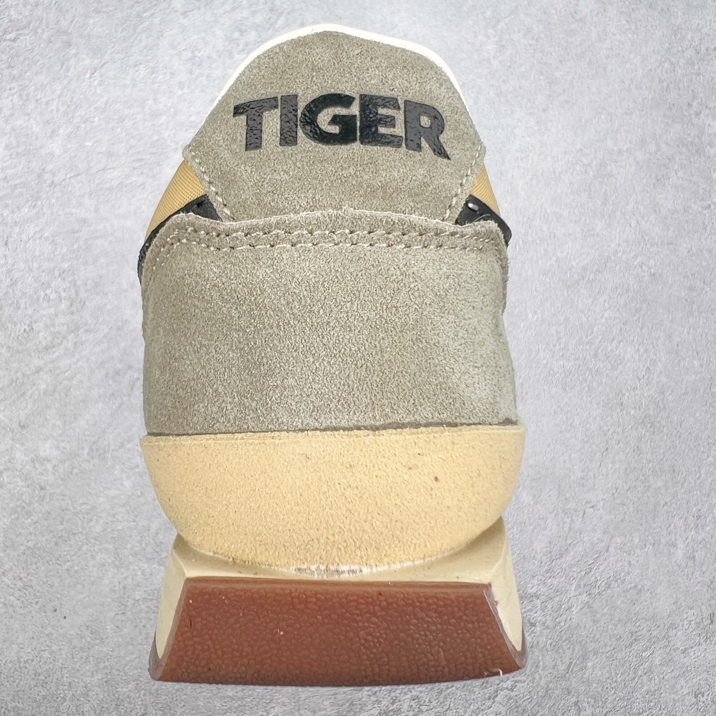 图片[8]-Asics Onitsuka Tiger Ultimate 81 EX 亚瑟士终极系列低帮复古风百搭皮革休闲运动慢跑鞋 采用软质荔枝纹牛培皮鞋面材质 配置OrthoLite鞋垫 轻质Eva缓震组合耐磨橡胶外底 Onitsuka Tiger 鬼塚虎 ULTIMATE 81EX 1183B510 中性款运动鞋 鞋跟底部的缓震孔设计以及TPU后跟保护片强化稳定性 造就合乎新时代高性能运动鞋标准的现代鞋款 牛皮革鞋面 FLYTEFOAM Propel中底增强缓震性与回弹性 鞋跟处采用fuzeGEL缓震胶科技 强化缓震 OrthoLite鞋垫 进一步强化缓震Gel-Kayano超轻量专业运动慢跑鞋 货号：1183B510-103 尺码：36-45-选品中心