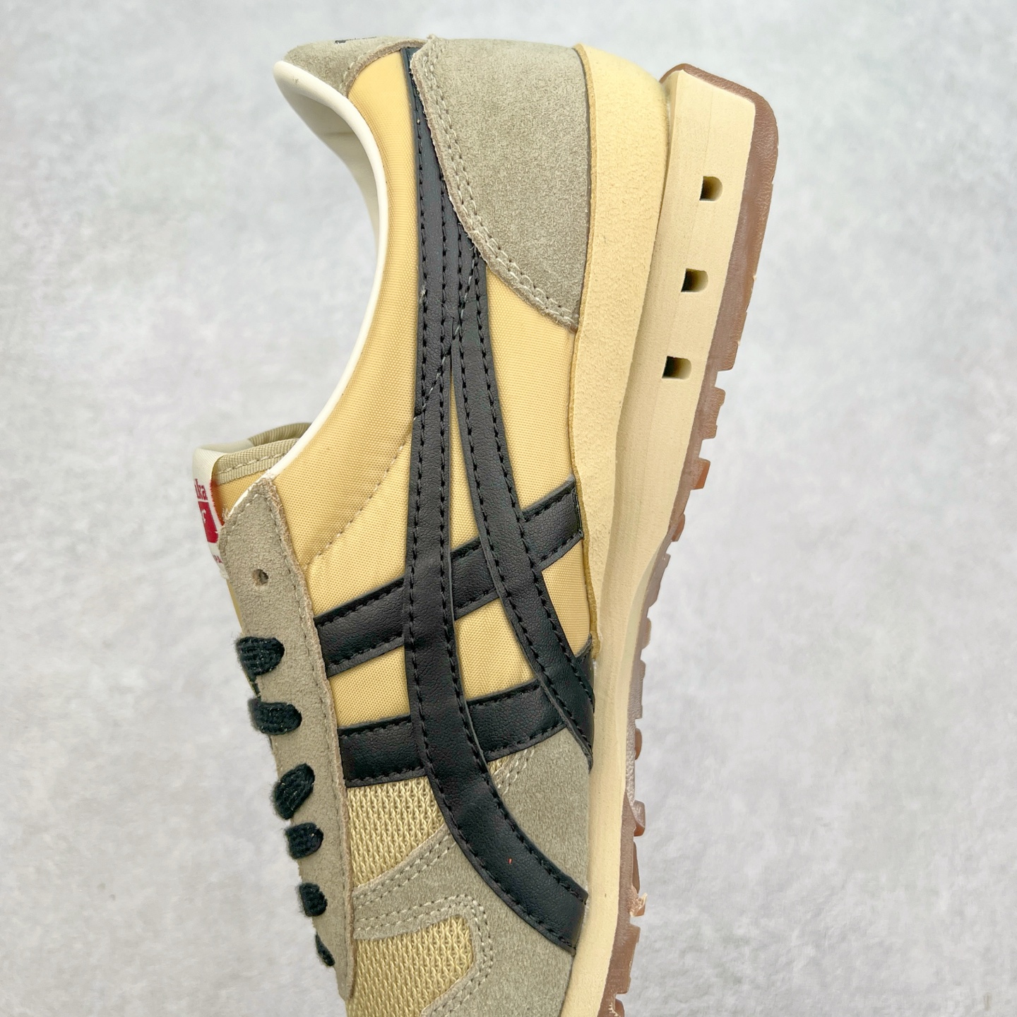 图片[7]-Asics Onitsuka Tiger Ultimate 81 EX 亚瑟士终极系列低帮复古风百搭皮革休闲运动慢跑鞋 采用软质荔枝纹牛培皮鞋面材质 配置OrthoLite鞋垫 轻质Eva缓震组合耐磨橡胶外底 Onitsuka Tiger 鬼塚虎 ULTIMATE 81EX 1183B510 中性款运动鞋 鞋跟底部的缓震孔设计以及TPU后跟保护片强化稳定性 造就合乎新时代高性能运动鞋标准的现代鞋款 牛皮革鞋面 FLYTEFOAM Propel中底增强缓震性与回弹性 鞋跟处采用fuzeGEL缓震胶科技 强化缓震 OrthoLite鞋垫 进一步强化缓震Gel-Kayano超轻量专业运动慢跑鞋 货号：1183B510-103 尺码：36-45-选品中心