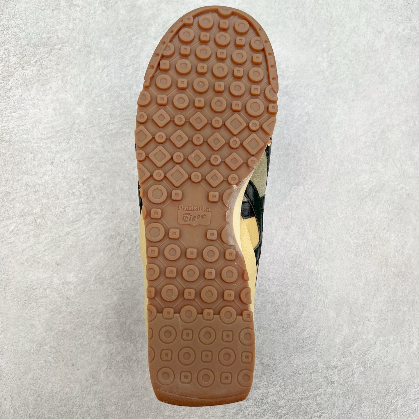 图片[9]-Asics Onitsuka Tiger Ultimate 81 EX 亚瑟士终极系列低帮复古风百搭皮革休闲运动慢跑鞋 采用软质荔枝纹牛培皮鞋面材质 配置OrthoLite鞋垫 轻质Eva缓震组合耐磨橡胶外底 Onitsuka Tiger 鬼塚虎 ULTIMATE 81EX 1183B510 中性款运动鞋 鞋跟底部的缓震孔设计以及TPU后跟保护片强化稳定性 造就合乎新时代高性能运动鞋标准的现代鞋款 牛皮革鞋面 FLYTEFOAM Propel中底增强缓震性与回弹性 鞋跟处采用fuzeGEL缓震胶科技 强化缓震 OrthoLite鞋垫 进一步强化缓震Gel-Kayano超轻量专业运动慢跑鞋 货号：1183B510-103 尺码：36-45-选品中心