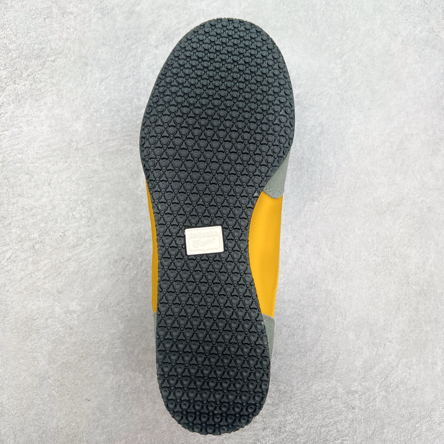 图片[9]-Onitsuka 鬼冢虎 Serrano系列 潮流舒适轻便生活休闲鞋 上架实拍鞋面采用翻毛皮和牛津布面设计制作，透气性好，包裹感很强。鞋底采用防滑耐磨橡胶大底，脚感轻便舒适。鞋掌做了加宽处理，穿着更加舒适。尺码：36 37 37.5 38 39 39.5 40 40.5 41.5 42 42.5 43.5 44 45-选品中心