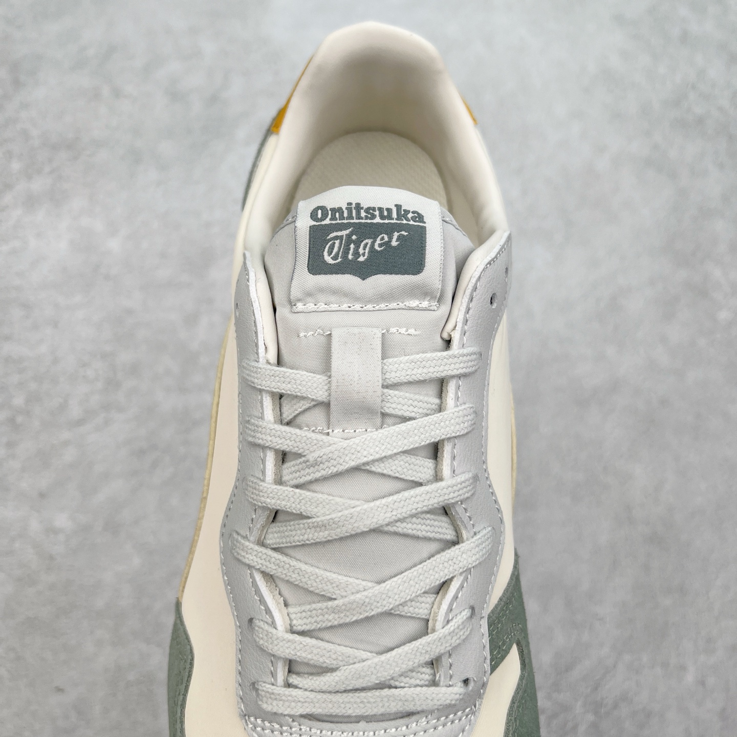 图片[5]-Onitsuka 鬼冢虎 Serrano系列 潮流舒适轻便生活休闲鞋 上架实拍鞋面采用翻毛皮和牛津布面设计制作，透气性好，包裹感很强。鞋底采用防滑耐磨橡胶大底，脚感轻便舒适。鞋掌做了加宽处理，穿着更加舒适。尺码：36 37 37.5 38 39 39.5 40 40.5 41.5 42 42.5 43.5 44 45-选品中心