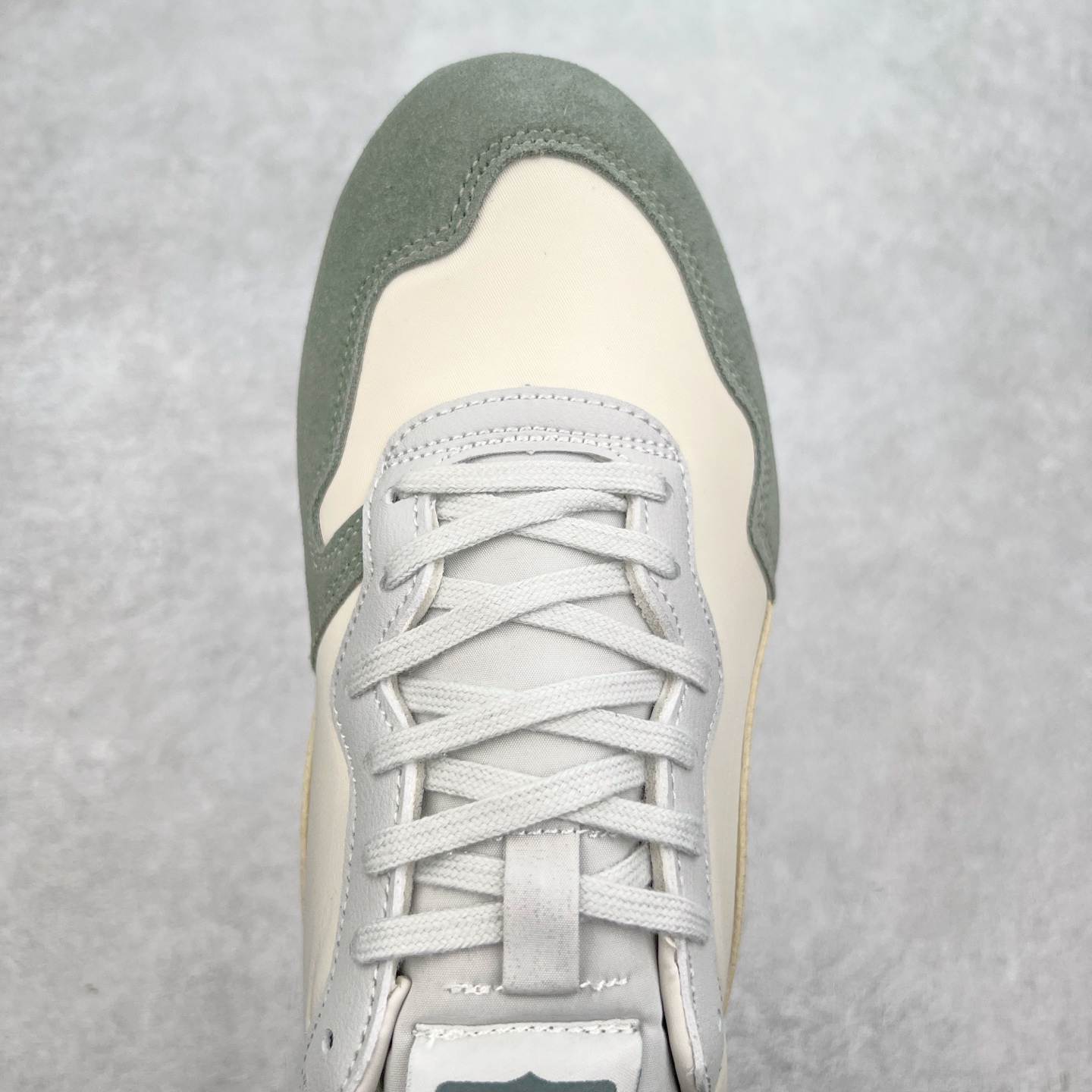 图片[4]-Onitsuka 鬼冢虎 Serrano系列 潮流舒适轻便生活休闲鞋 上架实拍鞋面采用翻毛皮和牛津布面设计制作，透气性好，包裹感很强。鞋底采用防滑耐磨橡胶大底，脚感轻便舒适。鞋掌做了加宽处理，穿着更加舒适。尺码：36 37 37.5 38 39 39.5 40 40.5 41.5 42 42.5 43.5 44 45-选品中心