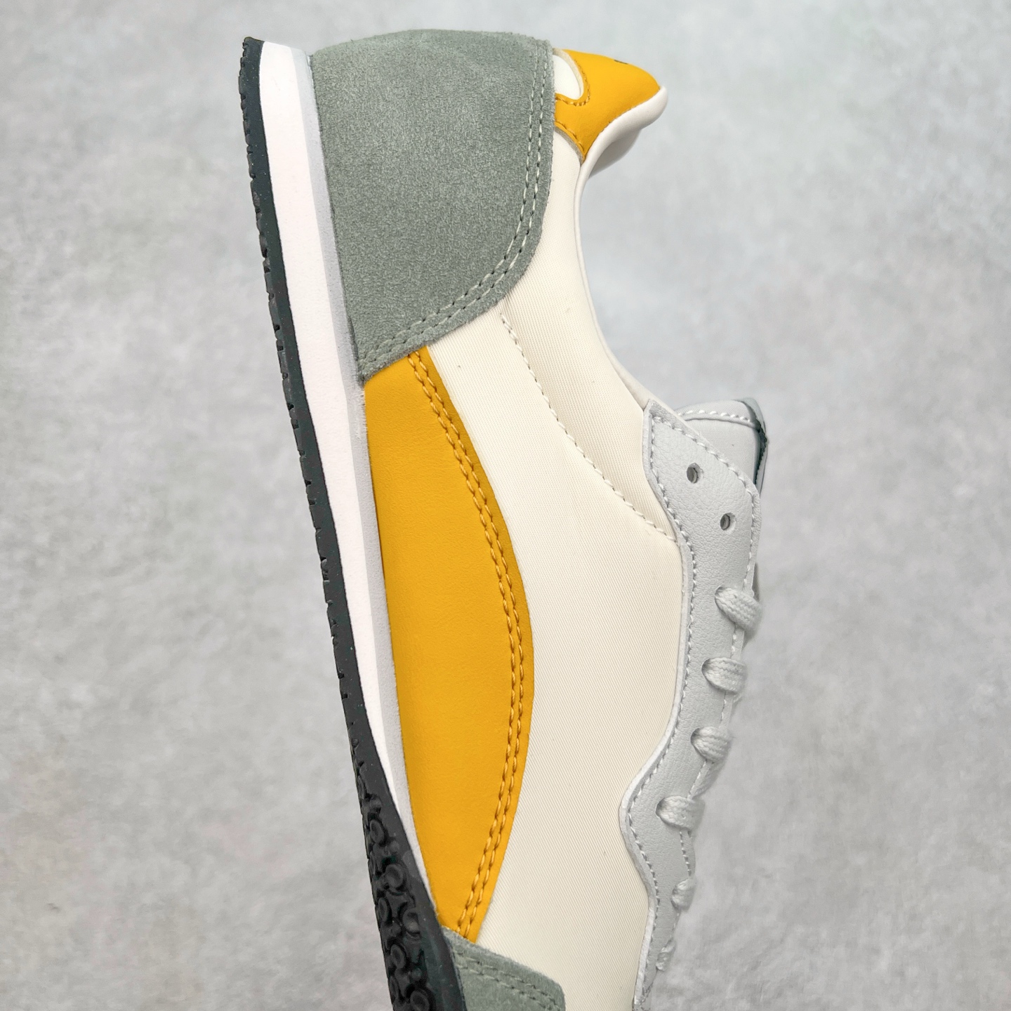 图片[6]-Onitsuka 鬼冢虎 Serrano系列 潮流舒适轻便生活休闲鞋 上架实拍鞋面采用翻毛皮和牛津布面设计制作，透气性好，包裹感很强。鞋底采用防滑耐磨橡胶大底，脚感轻便舒适。鞋掌做了加宽处理，穿着更加舒适。尺码：36 37 37.5 38 39 39.5 40 40.5 41.5 42 42.5 43.5 44 45-选品中心