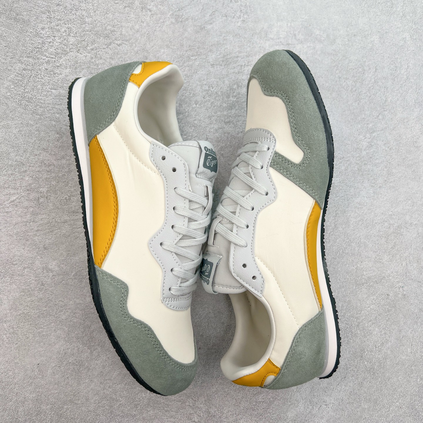 图片[3]-Onitsuka 鬼冢虎 Serrano系列 潮流舒适轻便生活休闲鞋 上架实拍鞋面采用翻毛皮和牛津布面设计制作，透气性好，包裹感很强。鞋底采用防滑耐磨橡胶大底，脚感轻便舒适。鞋掌做了加宽处理，穿着更加舒适。尺码：36 37 37.5 38 39 39.5 40 40.5 41.5 42 42.5 43.5 44 45-选品中心