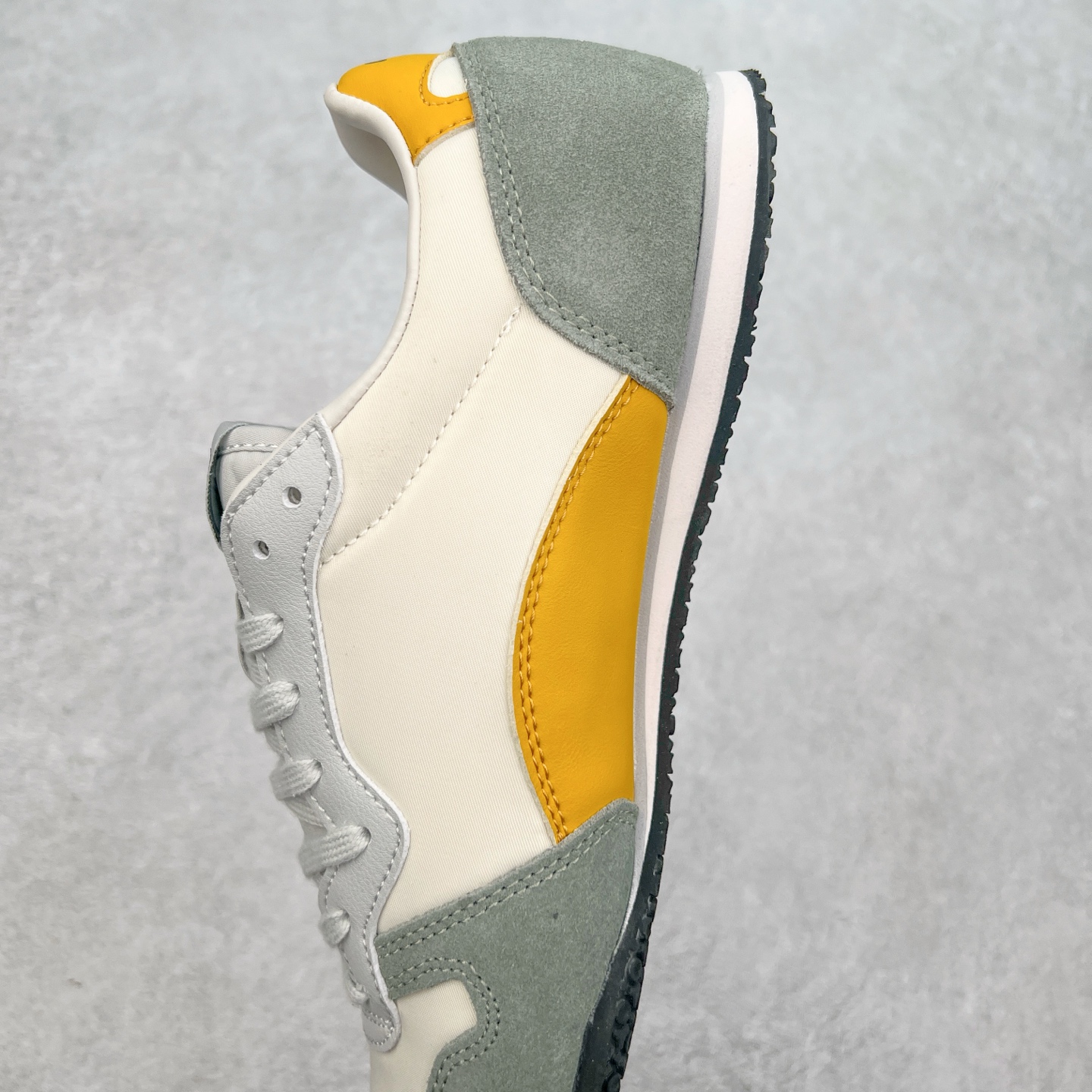 图片[7]-Onitsuka 鬼冢虎 Serrano系列 潮流舒适轻便生活休闲鞋 上架实拍鞋面采用翻毛皮和牛津布面设计制作，透气性好，包裹感很强。鞋底采用防滑耐磨橡胶大底，脚感轻便舒适。鞋掌做了加宽处理，穿着更加舒适。尺码：36 37 37.5 38 39 39.5 40 40.5 41.5 42 42.5 43.5 44 45-选品中心