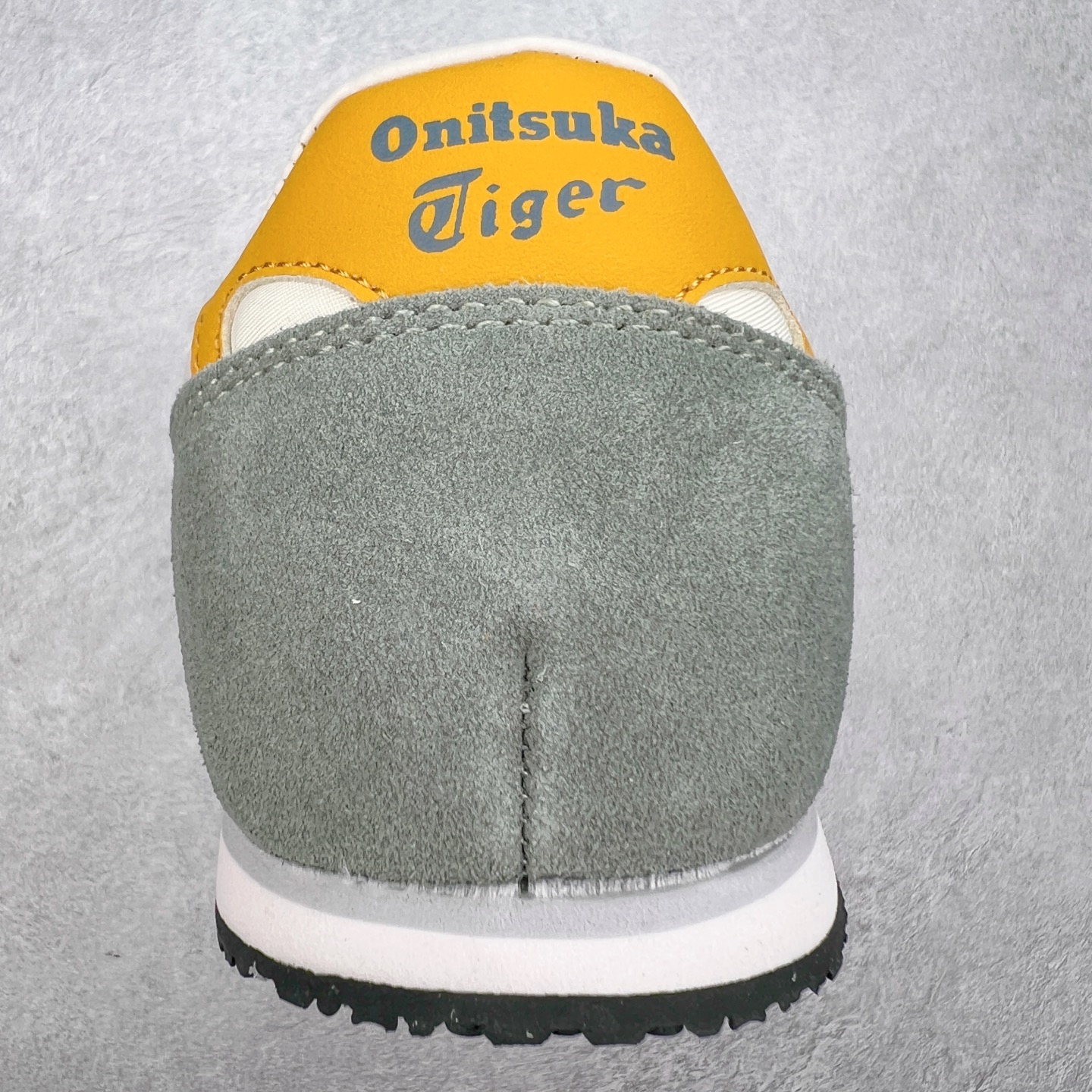 图片[8]-Onitsuka 鬼冢虎 Serrano系列 潮流舒适轻便生活休闲鞋 上架实拍鞋面采用翻毛皮和牛津布面设计制作，透气性好，包裹感很强。鞋底采用防滑耐磨橡胶大底，脚感轻便舒适。鞋掌做了加宽处理，穿着更加舒适。尺码：36 37 37.5 38 39 39.5 40 40.5 41.5 42 42.5 43.5 44 45-选品中心