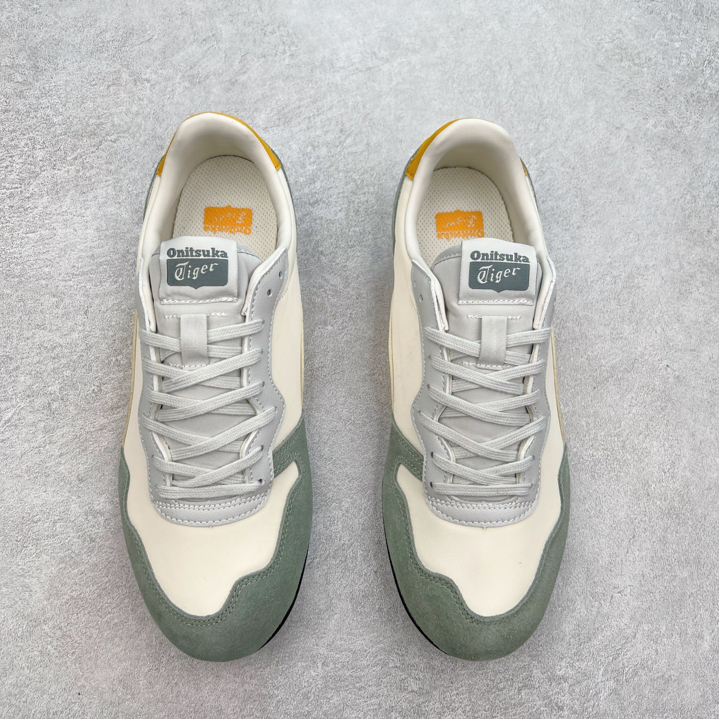 图片[2]-Onitsuka 鬼冢虎 Serrano系列 潮流舒适轻便生活休闲鞋 上架实拍鞋面采用翻毛皮和牛津布面设计制作，透气性好，包裹感很强。鞋底采用防滑耐磨橡胶大底，脚感轻便舒适。鞋掌做了加宽处理，穿着更加舒适。尺码：36 37 37.5 38 39 39.5 40 40.5 41.5 42 42.5 43.5 44 45-选品中心