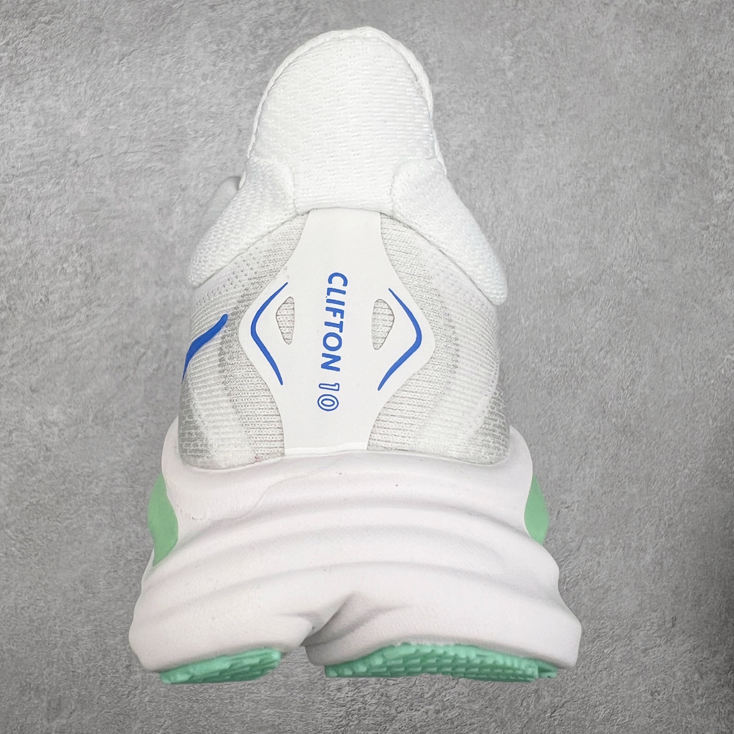 图片[8]-HOKA ONE ONE Clifton 克里夫顿10代专业性能减震公路跑步鞋 轻盈透气的针织网面和纱线的使用让鞋面更挺拔 增强鞋面的强度和支撑性能 搭配柔软的鞋舌 让双脚在舒适包裹中跑的更加畅快 全新泡棉中底 柔软的同时增强回弹性能 为不同跑者提供更平稳流畅的脚感 带来全面的缓冲保护 根据人体工程学设计的延长拉襟 后跟处弹软的海绵填充舒适固定 避免掉跟和摩擦 相比上一代光滑的内衬 Clifton 的内衬增强了摩擦力 避免双脚在鞋内滑动 尺码：36 36.5 37.5 38 38.5 39 40 40.5 41 42 42.5 43 44 44.5 45-选品中心