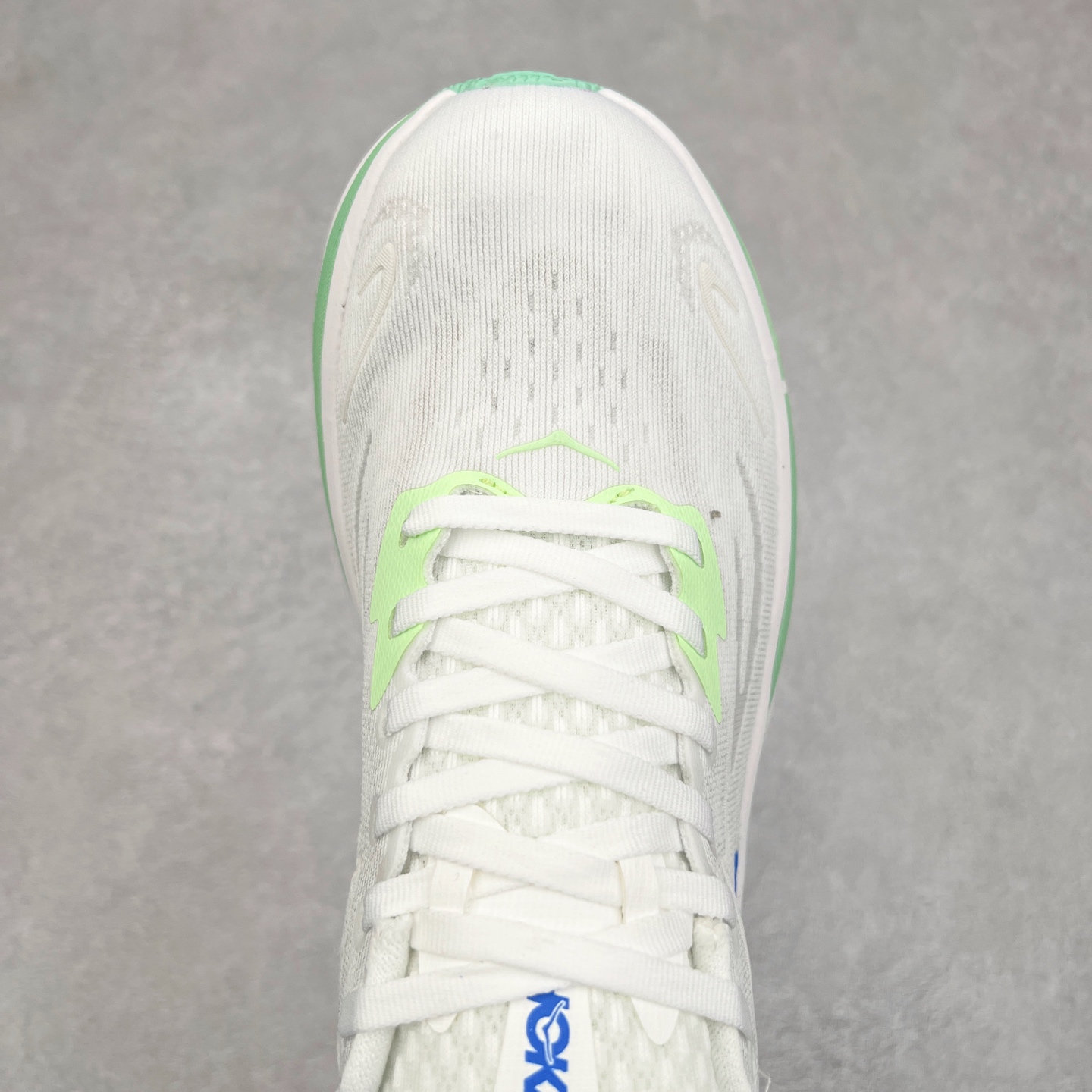 图片[4]-HOKA ONE ONE Clifton 克里夫顿10代专业性能减震公路跑步鞋 轻盈透气的针织网面和纱线的使用让鞋面更挺拔 增强鞋面的强度和支撑性能 搭配柔软的鞋舌 让双脚在舒适包裹中跑的更加畅快 全新泡棉中底 柔软的同时增强回弹性能 为不同跑者提供更平稳流畅的脚感 带来全面的缓冲保护 根据人体工程学设计的延长拉襟 后跟处弹软的海绵填充舒适固定 避免掉跟和摩擦 相比上一代光滑的内衬 Clifton 的内衬增强了摩擦力 避免双脚在鞋内滑动 尺码：36 36.5 37.5 38 38.5 39 40 40.5 41 42 42.5 43 44 44.5 45-选品中心