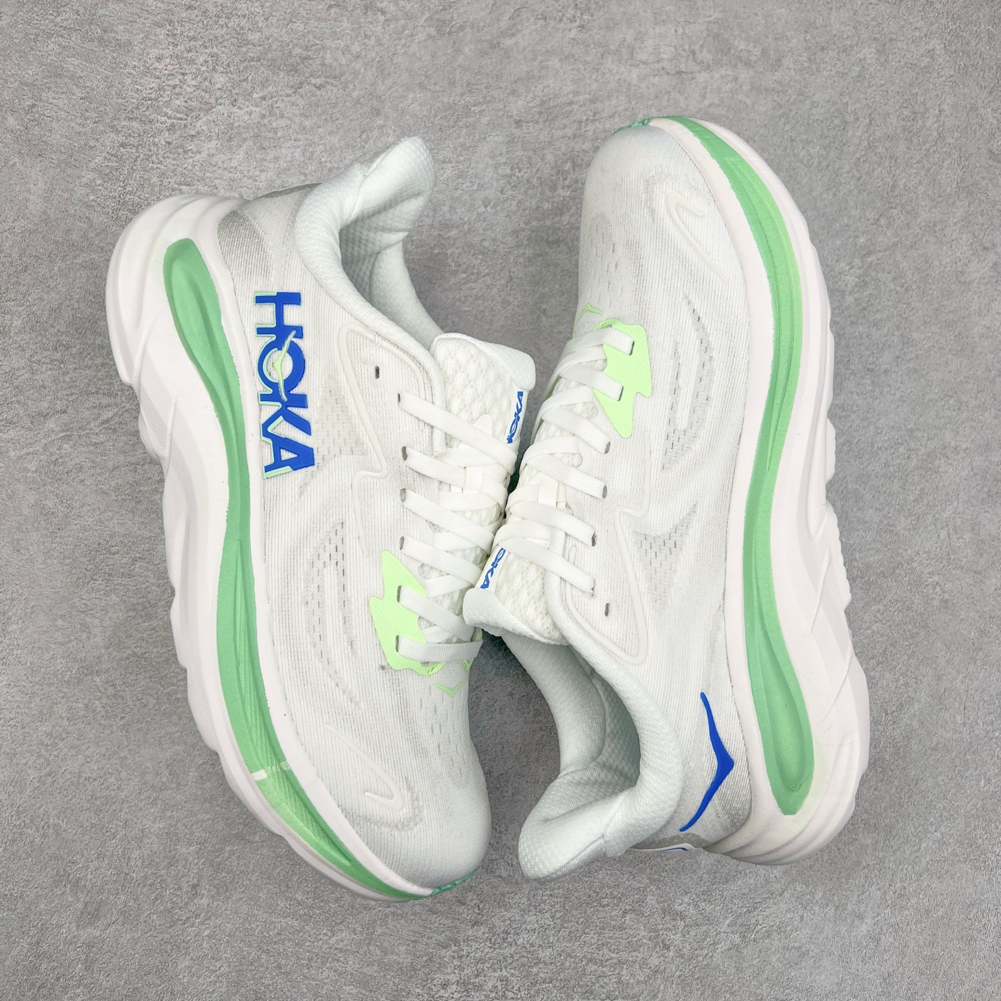 图片[3]-HOKA ONE ONE Clifton 克里夫顿10代专业性能减震公路跑步鞋 轻盈透气的针织网面和纱线的使用让鞋面更挺拔 增强鞋面的强度和支撑性能 搭配柔软的鞋舌 让双脚在舒适包裹中跑的更加畅快 全新泡棉中底 柔软的同时增强回弹性能 为不同跑者提供更平稳流畅的脚感 带来全面的缓冲保护 根据人体工程学设计的延长拉襟 后跟处弹软的海绵填充舒适固定 避免掉跟和摩擦 相比上一代光滑的内衬 Clifton 的内衬增强了摩擦力 避免双脚在鞋内滑动 尺码：36 36.5 37.5 38 38.5 39 40 40.5 41 42 42.5 43 44 44.5 45-选品中心