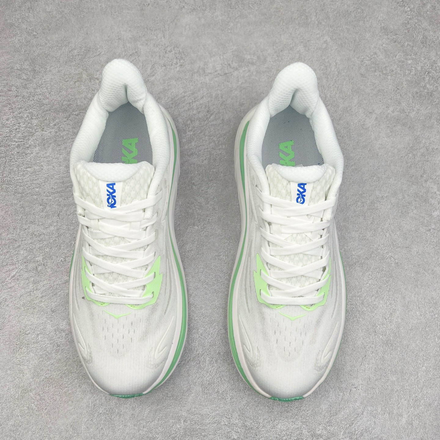 图片[2]-HOKA ONE ONE Clifton 克里夫顿10代专业性能减震公路跑步鞋 轻盈透气的针织网面和纱线的使用让鞋面更挺拔 增强鞋面的强度和支撑性能 搭配柔软的鞋舌 让双脚在舒适包裹中跑的更加畅快 全新泡棉中底 柔软的同时增强回弹性能 为不同跑者提供更平稳流畅的脚感 带来全面的缓冲保护 根据人体工程学设计的延长拉襟 后跟处弹软的海绵填充舒适固定 避免掉跟和摩擦 相比上一代光滑的内衬 Clifton 的内衬增强了摩擦力 避免双脚在鞋内滑动 尺码：36 36.5 37.5 38 38.5 39 40 40.5 41 42 42.5 43 44 44.5 45-选品中心