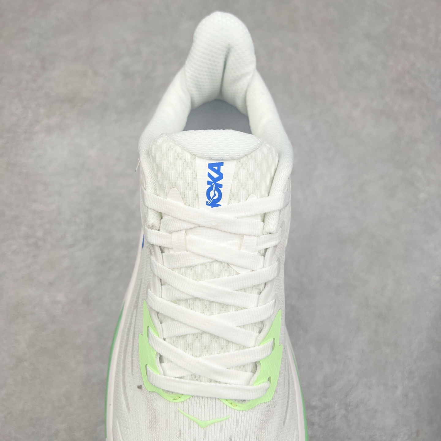 图片[5]-HOKA ONE ONE Clifton 克里夫顿10代专业性能减震公路跑步鞋 轻盈透气的针织网面和纱线的使用让鞋面更挺拔 增强鞋面的强度和支撑性能 搭配柔软的鞋舌 让双脚在舒适包裹中跑的更加畅快 全新泡棉中底 柔软的同时增强回弹性能 为不同跑者提供更平稳流畅的脚感 带来全面的缓冲保护 根据人体工程学设计的延长拉襟 后跟处弹软的海绵填充舒适固定 避免掉跟和摩擦 相比上一代光滑的内衬 Clifton 的内衬增强了摩擦力 避免双脚在鞋内滑动 尺码：36 36.5 37.5 38 38.5 39 40 40.5 41 42 42.5 43 44 44.5 45-选品中心