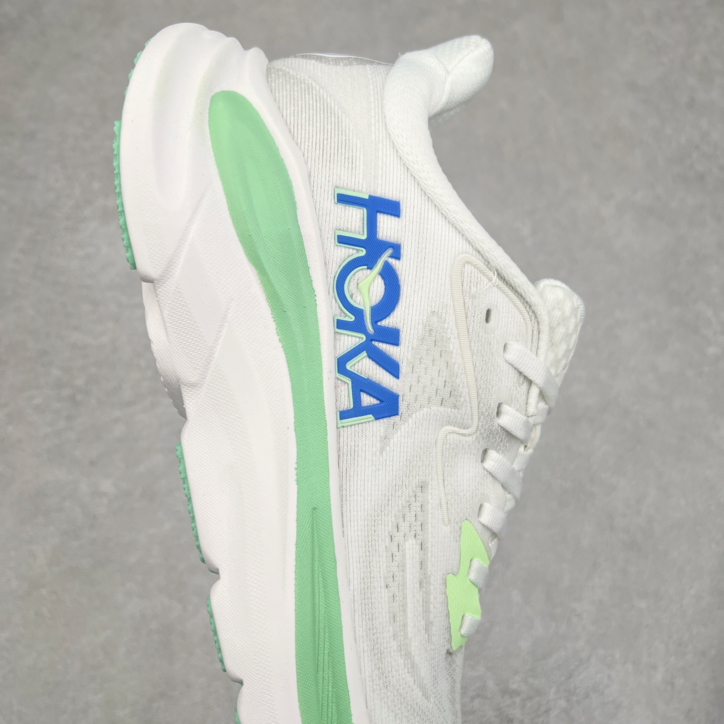 图片[6]-HOKA ONE ONE Clifton 克里夫顿10代专业性能减震公路跑步鞋 轻盈透气的针织网面和纱线的使用让鞋面更挺拔 增强鞋面的强度和支撑性能 搭配柔软的鞋舌 让双脚在舒适包裹中跑的更加畅快 全新泡棉中底 柔软的同时增强回弹性能 为不同跑者提供更平稳流畅的脚感 带来全面的缓冲保护 根据人体工程学设计的延长拉襟 后跟处弹软的海绵填充舒适固定 避免掉跟和摩擦 相比上一代光滑的内衬 Clifton 的内衬增强了摩擦力 避免双脚在鞋内滑动 尺码：36 36.5 37.5 38 38.5 39 40 40.5 41 42 42.5 43 44 44.5 45-选品中心