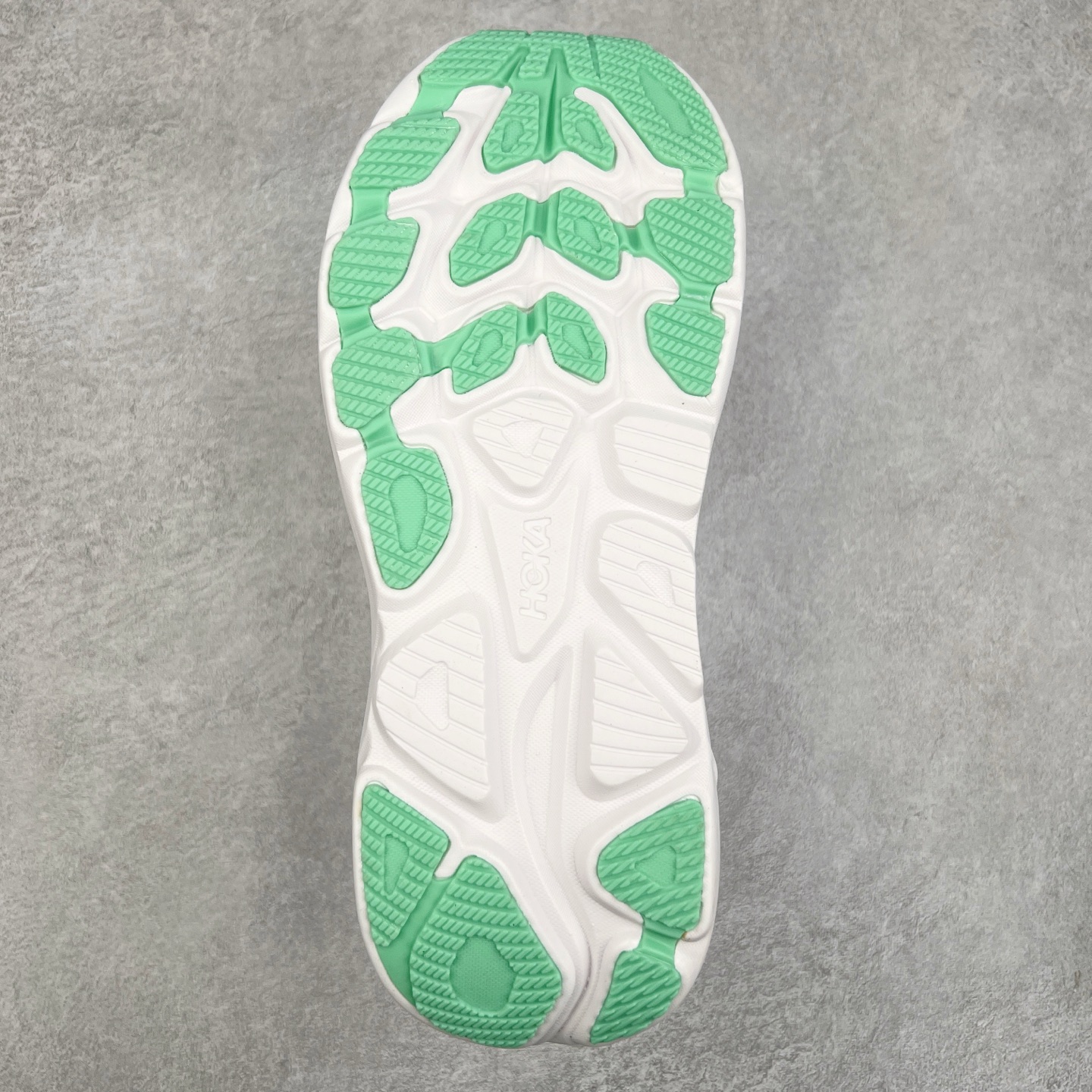 图片[9]-HOKA ONE ONE Clifton 克里夫顿10代专业性能减震公路跑步鞋 轻盈透气的针织网面和纱线的使用让鞋面更挺拔 增强鞋面的强度和支撑性能 搭配柔软的鞋舌 让双脚在舒适包裹中跑的更加畅快 全新泡棉中底 柔软的同时增强回弹性能 为不同跑者提供更平稳流畅的脚感 带来全面的缓冲保护 根据人体工程学设计的延长拉襟 后跟处弹软的海绵填充舒适固定 避免掉跟和摩擦 相比上一代光滑的内衬 Clifton 的内衬增强了摩擦力 避免双脚在鞋内滑动 尺码：36 36.5 37.5 38 38.5 39 40 40.5 41 42 42.5 43 44 44.5 45-选品中心