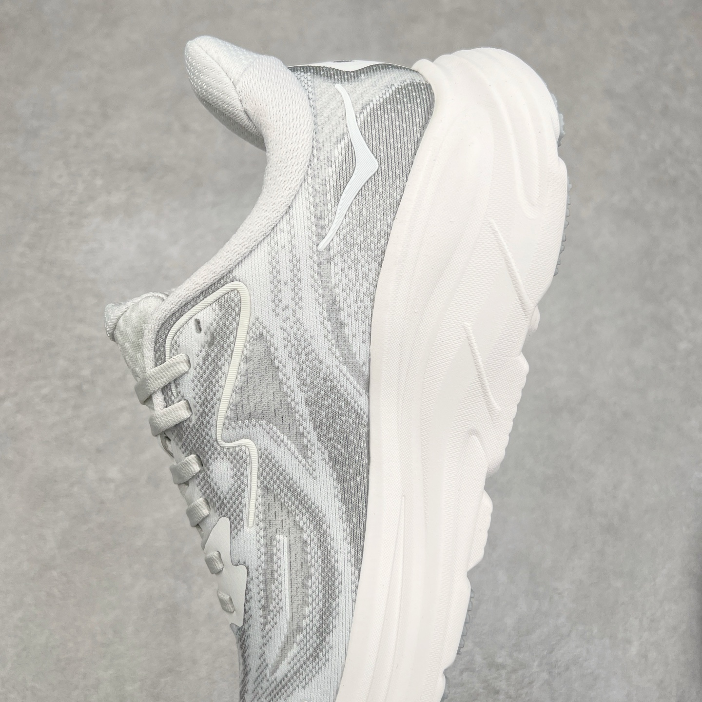 图片[7]-HOKA ONE ONE Clifton 克里夫顿10代专业性能减震公路跑步鞋 轻盈透气的针织网面和纱线的使用让鞋面更挺拔 增强鞋面的强度和支撑性能 搭配柔软的鞋舌 让双脚在舒适包裹中跑的更加畅快 全新泡棉中底 柔软的同时增强回弹性能 为不同跑者提供更平稳流畅的脚感 带来全面的缓冲保护 根据人体工程学设计的延长拉襟 后跟处弹软的海绵填充舒适固定 避免掉跟和摩擦 相比上一代光滑的内衬 Clifton 的内衬增强了摩擦力 避免双脚在鞋内滑动 尺码：36 36.5 37.5 38 38.5 39 40 40.5 41 42 42.5 43 44 44.5 45-选品中心