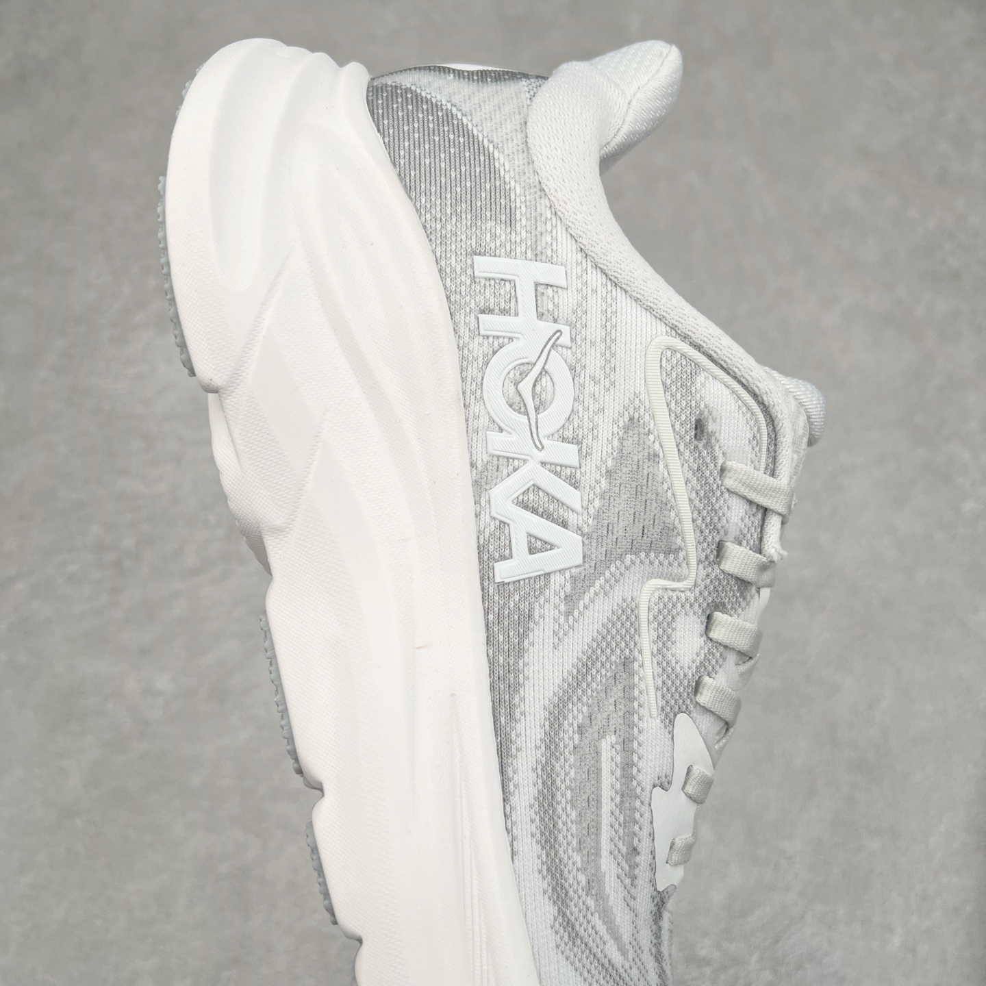 图片[6]-HOKA ONE ONE Clifton 克里夫顿10代专业性能减震公路跑步鞋 轻盈透气的针织网面和纱线的使用让鞋面更挺拔 增强鞋面的强度和支撑性能 搭配柔软的鞋舌 让双脚在舒适包裹中跑的更加畅快 全新泡棉中底 柔软的同时增强回弹性能 为不同跑者提供更平稳流畅的脚感 带来全面的缓冲保护 根据人体工程学设计的延长拉襟 后跟处弹软的海绵填充舒适固定 避免掉跟和摩擦 相比上一代光滑的内衬 Clifton 的内衬增强了摩擦力 避免双脚在鞋内滑动 尺码：36 36.5 37.5 38 38.5 39 40 40.5 41 42 42.5 43 44 44.5 45-选品中心