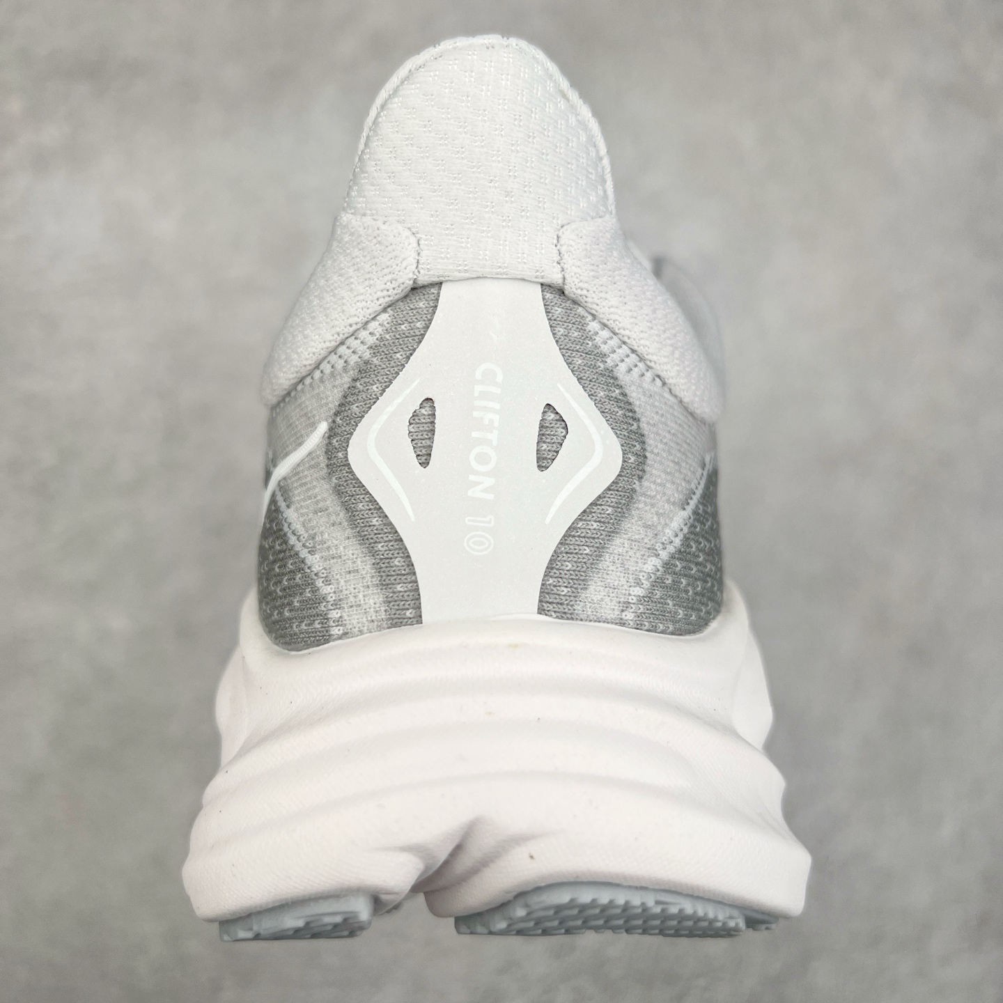 图片[8]-HOKA ONE ONE Clifton 克里夫顿10代专业性能减震公路跑步鞋 轻盈透气的针织网面和纱线的使用让鞋面更挺拔 增强鞋面的强度和支撑性能 搭配柔软的鞋舌 让双脚在舒适包裹中跑的更加畅快 全新泡棉中底 柔软的同时增强回弹性能 为不同跑者提供更平稳流畅的脚感 带来全面的缓冲保护 根据人体工程学设计的延长拉襟 后跟处弹软的海绵填充舒适固定 避免掉跟和摩擦 相比上一代光滑的内衬 Clifton 的内衬增强了摩擦力 避免双脚在鞋内滑动 尺码：36 36.5 37.5 38 38.5 39 40 40.5 41 42 42.5 43 44 44.5 45-选品中心