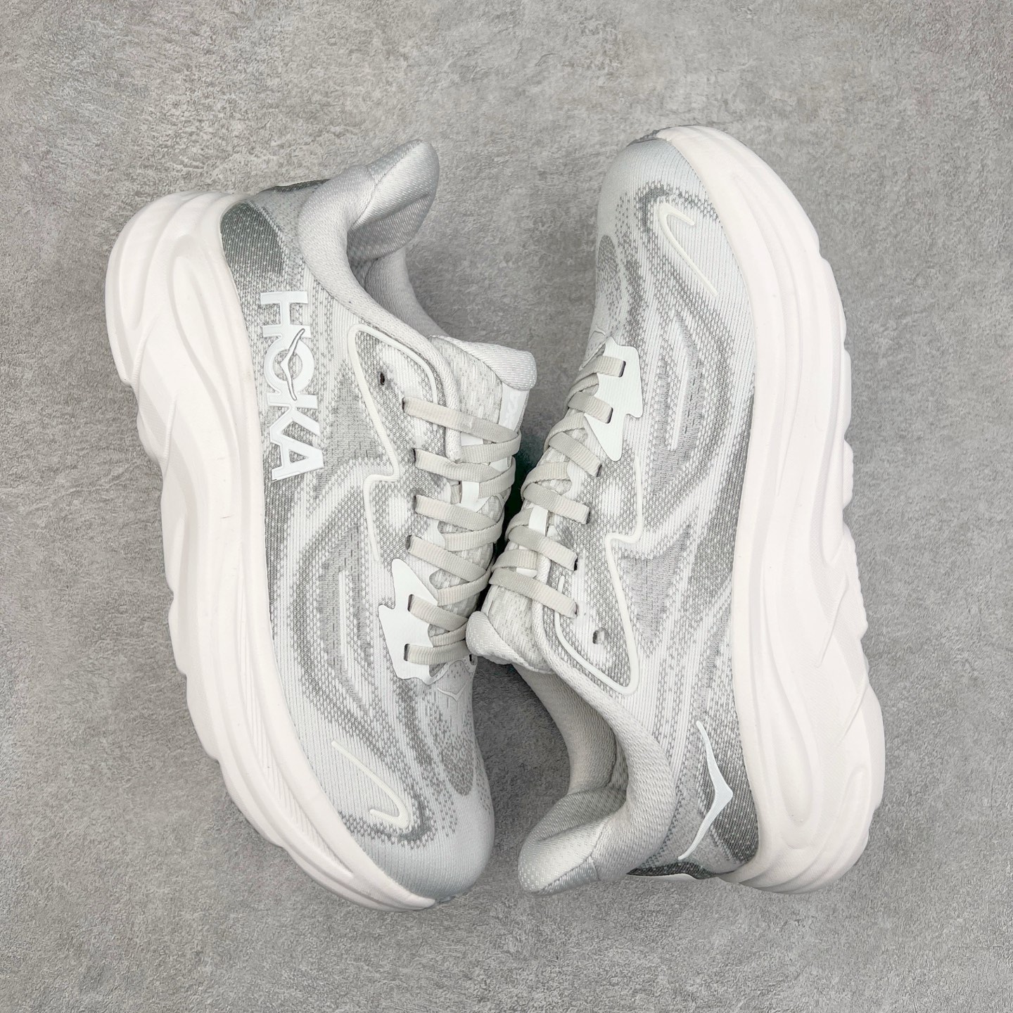 图片[3]-HOKA ONE ONE Clifton 克里夫顿10代专业性能减震公路跑步鞋 轻盈透气的针织网面和纱线的使用让鞋面更挺拔 增强鞋面的强度和支撑性能 搭配柔软的鞋舌 让双脚在舒适包裹中跑的更加畅快 全新泡棉中底 柔软的同时增强回弹性能 为不同跑者提供更平稳流畅的脚感 带来全面的缓冲保护 根据人体工程学设计的延长拉襟 后跟处弹软的海绵填充舒适固定 避免掉跟和摩擦 相比上一代光滑的内衬 Clifton 的内衬增强了摩擦力 避免双脚在鞋内滑动 尺码：36 36.5 37.5 38 38.5 39 40 40.5 41 42 42.5 43 44 44.5 45-选品中心