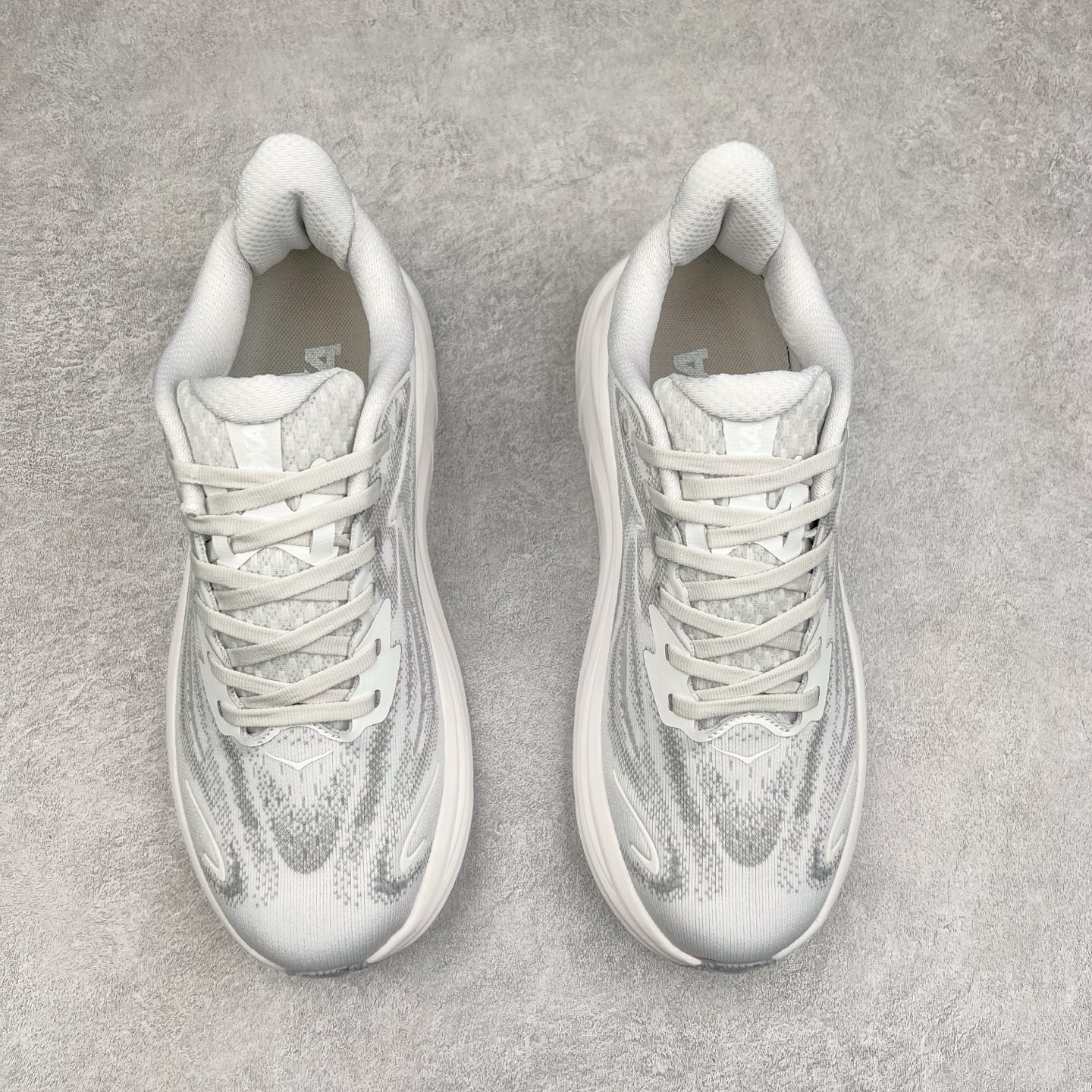 图片[2]-HOKA ONE ONE Clifton 克里夫顿10代专业性能减震公路跑步鞋 轻盈透气的针织网面和纱线的使用让鞋面更挺拔 增强鞋面的强度和支撑性能 搭配柔软的鞋舌 让双脚在舒适包裹中跑的更加畅快 全新泡棉中底 柔软的同时增强回弹性能 为不同跑者提供更平稳流畅的脚感 带来全面的缓冲保护 根据人体工程学设计的延长拉襟 后跟处弹软的海绵填充舒适固定 避免掉跟和摩擦 相比上一代光滑的内衬 Clifton 的内衬增强了摩擦力 避免双脚在鞋内滑动 尺码：36 36.5 37.5 38 38.5 39 40 40.5 41 42 42.5 43 44 44.5 45-选品中心