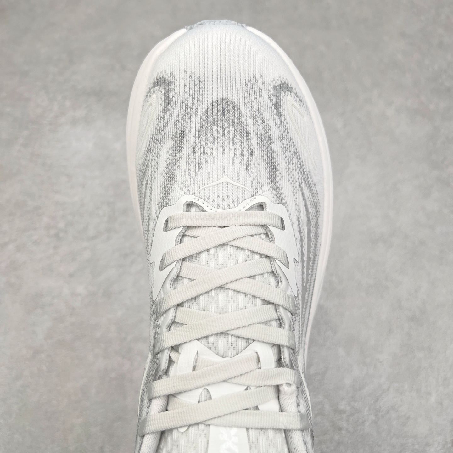 图片[4]-HOKA ONE ONE Clifton 克里夫顿10代专业性能减震公路跑步鞋 轻盈透气的针织网面和纱线的使用让鞋面更挺拔 增强鞋面的强度和支撑性能 搭配柔软的鞋舌 让双脚在舒适包裹中跑的更加畅快 全新泡棉中底 柔软的同时增强回弹性能 为不同跑者提供更平稳流畅的脚感 带来全面的缓冲保护 根据人体工程学设计的延长拉襟 后跟处弹软的海绵填充舒适固定 避免掉跟和摩擦 相比上一代光滑的内衬 Clifton 的内衬增强了摩擦力 避免双脚在鞋内滑动 尺码：36 36.5 37.5 38 38.5 39 40 40.5 41 42 42.5 43 44 44.5 45-选品中心