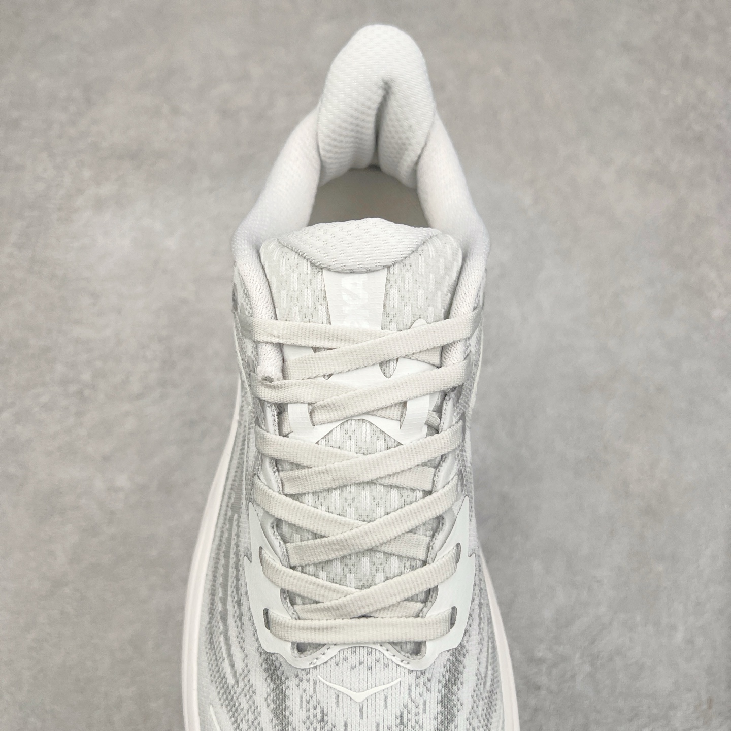 图片[5]-HOKA ONE ONE Clifton 克里夫顿10代专业性能减震公路跑步鞋 轻盈透气的针织网面和纱线的使用让鞋面更挺拔 增强鞋面的强度和支撑性能 搭配柔软的鞋舌 让双脚在舒适包裹中跑的更加畅快 全新泡棉中底 柔软的同时增强回弹性能 为不同跑者提供更平稳流畅的脚感 带来全面的缓冲保护 根据人体工程学设计的延长拉襟 后跟处弹软的海绵填充舒适固定 避免掉跟和摩擦 相比上一代光滑的内衬 Clifton 的内衬增强了摩擦力 避免双脚在鞋内滑动 尺码：36 36.5 37.5 38 38.5 39 40 40.5 41 42 42.5 43 44 44.5 45-选品中心