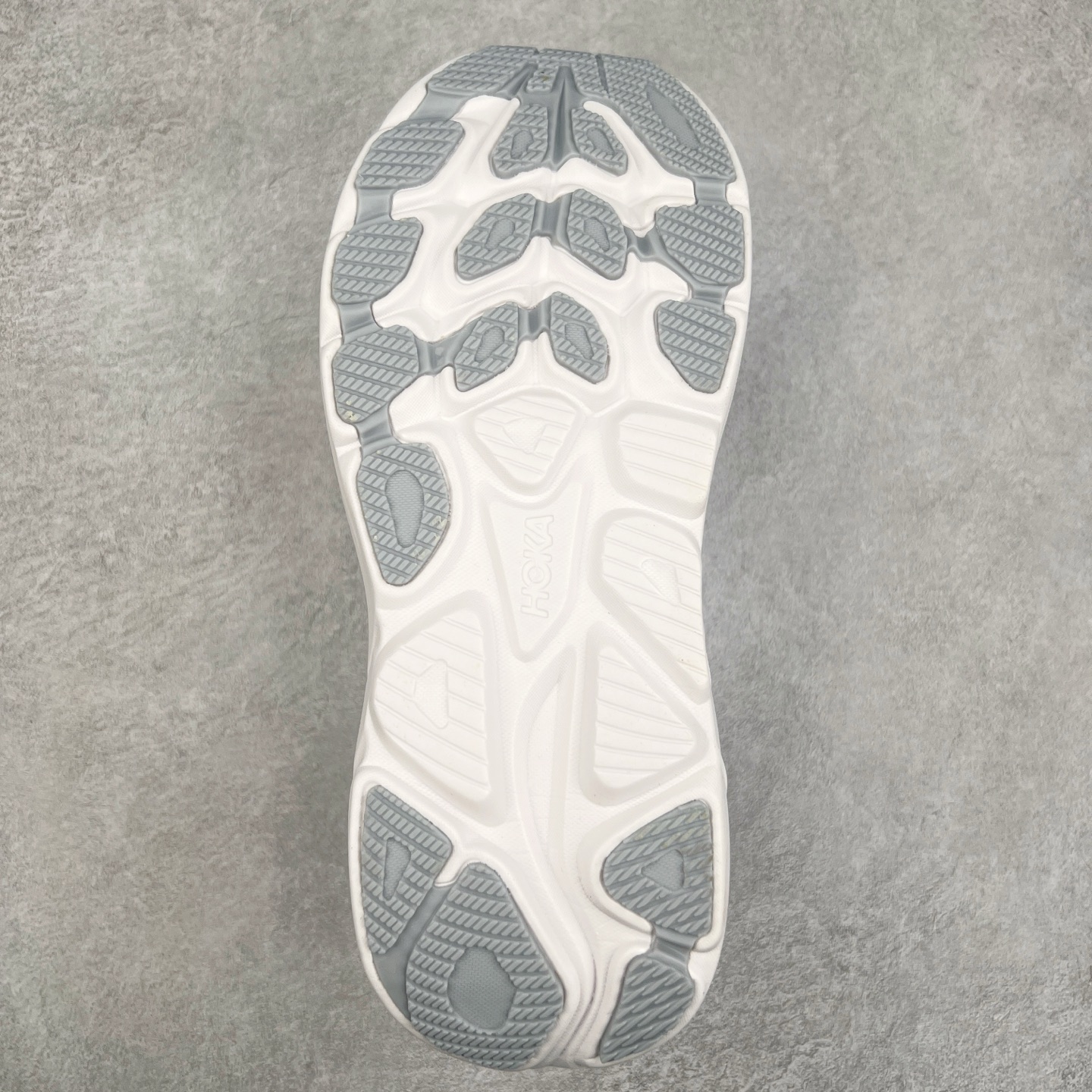 图片[9]-HOKA ONE ONE Clifton 克里夫顿10代专业性能减震公路跑步鞋 轻盈透气的针织网面和纱线的使用让鞋面更挺拔 增强鞋面的强度和支撑性能 搭配柔软的鞋舌 让双脚在舒适包裹中跑的更加畅快 全新泡棉中底 柔软的同时增强回弹性能 为不同跑者提供更平稳流畅的脚感 带来全面的缓冲保护 根据人体工程学设计的延长拉襟 后跟处弹软的海绵填充舒适固定 避免掉跟和摩擦 相比上一代光滑的内衬 Clifton 的内衬增强了摩擦力 避免双脚在鞋内滑动 尺码：36 36.5 37.5 38 38.5 39 40 40.5 41 42 42.5 43 44 44.5 45-选品中心