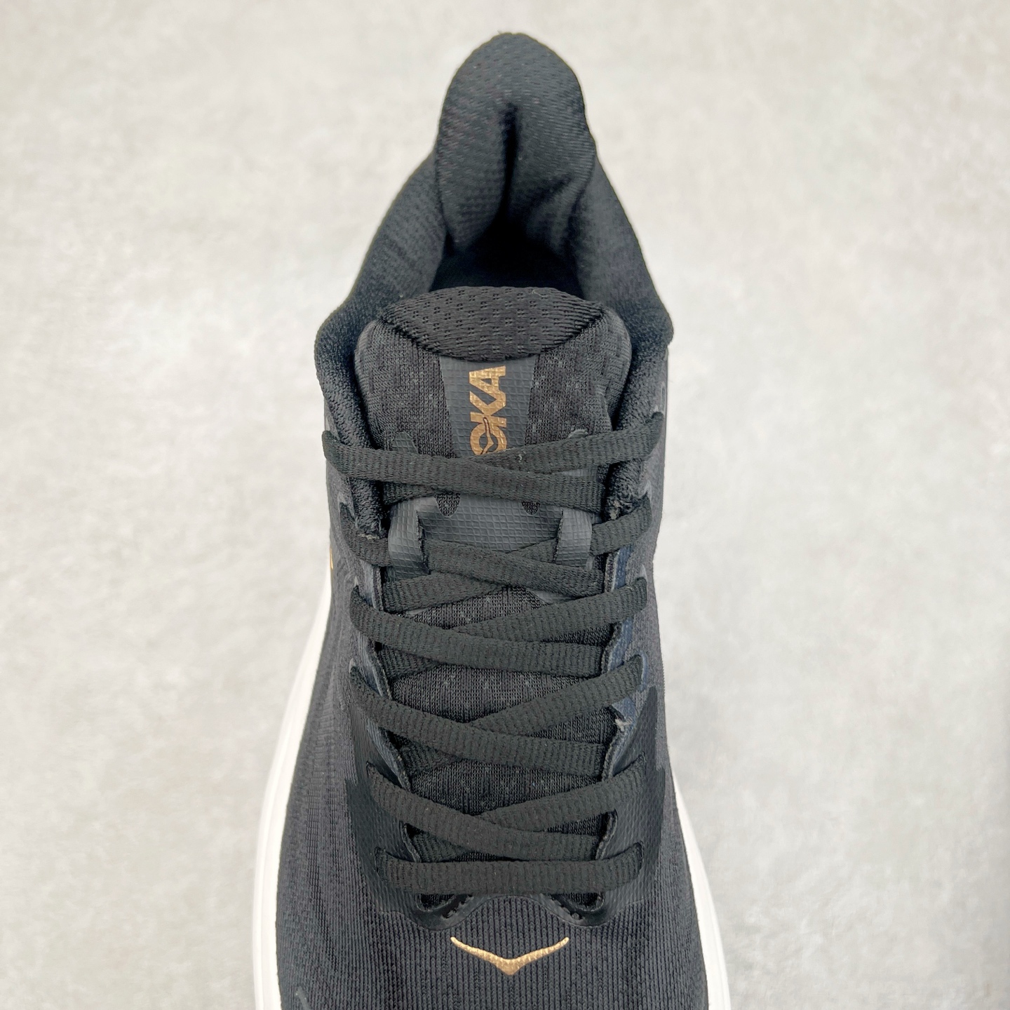 图片[5]-HOKA ONE ONE Clifton 克里夫顿10代专业性能减震公路跑步鞋 轻盈透气的针织网面和纱线的使用让鞋面更挺拔 增强鞋面的强度和支撑性能 搭配柔软的鞋舌 让双脚在舒适包裹中跑的更加畅快 全新泡棉中底 柔软的同时增强回弹性能 为不同跑者提供更平稳流畅的脚感 带来全面的缓冲保护 根据人体工程学设计的延长拉襟 后跟处弹软的海绵填充舒适固定 避免掉跟和摩擦 相比上一代光滑的内衬 Clifton 的内衬增强了摩擦力 避免双脚在鞋内滑动 尺码：36 36.5 37.5 38 38.5 39 40 40.5 41 42 42.5 43 44 44.5 45-选品中心